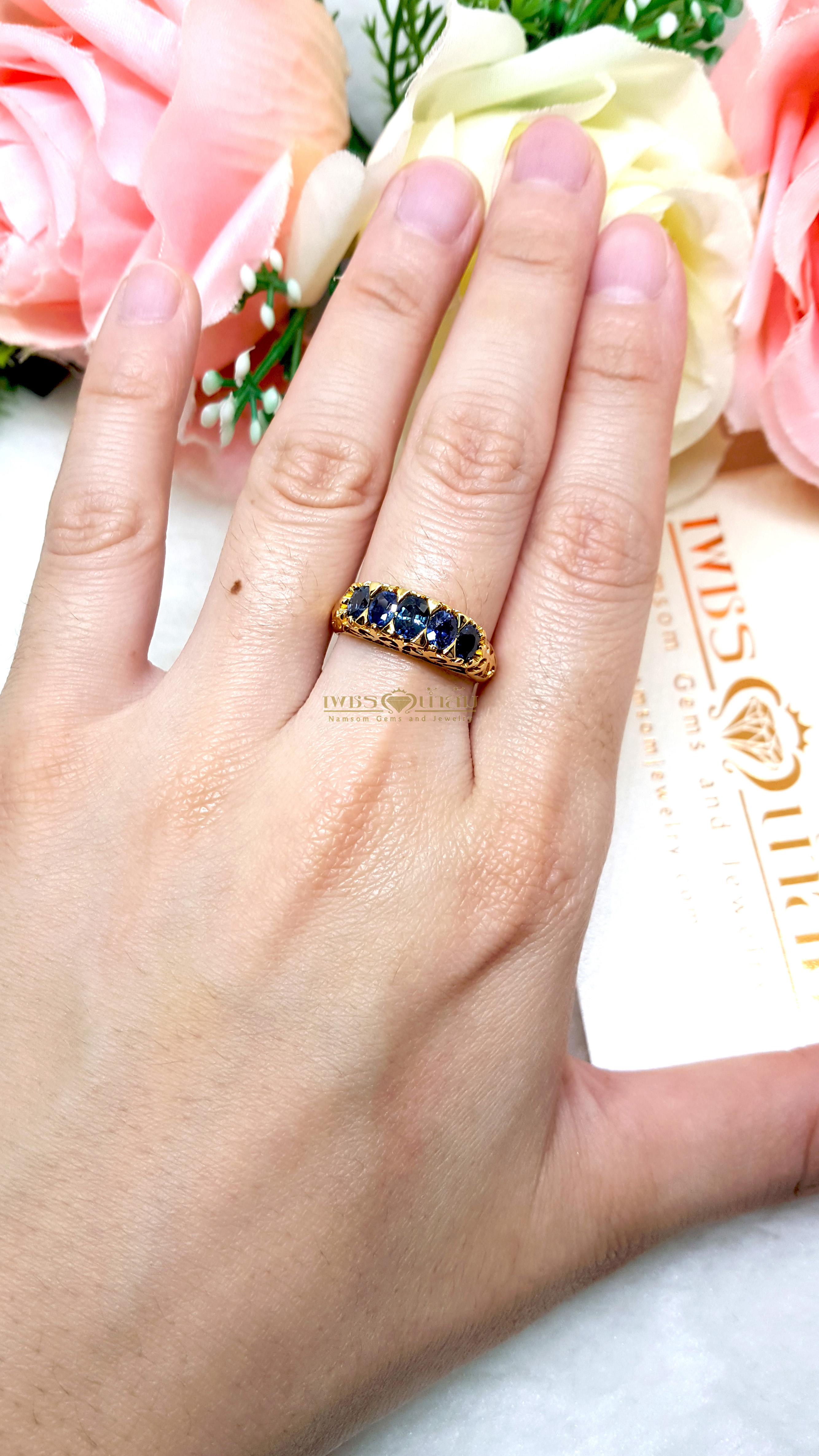 แหวนพลอยไพลิน Blue Sapphire เจียรเหลียมเพชร ฝังฉลุลายทรงไทย บนตัวเรือนทองแท้ทั้งตัวเรือน