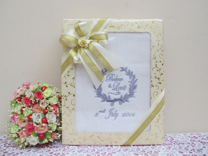 ผ้าขนหนูเช็คตัวเนื้อหนา 27x54 นิ้ว ปักลายป้ายชื่อ แพ็คกล่องเนื้อมุกผูกโบว์