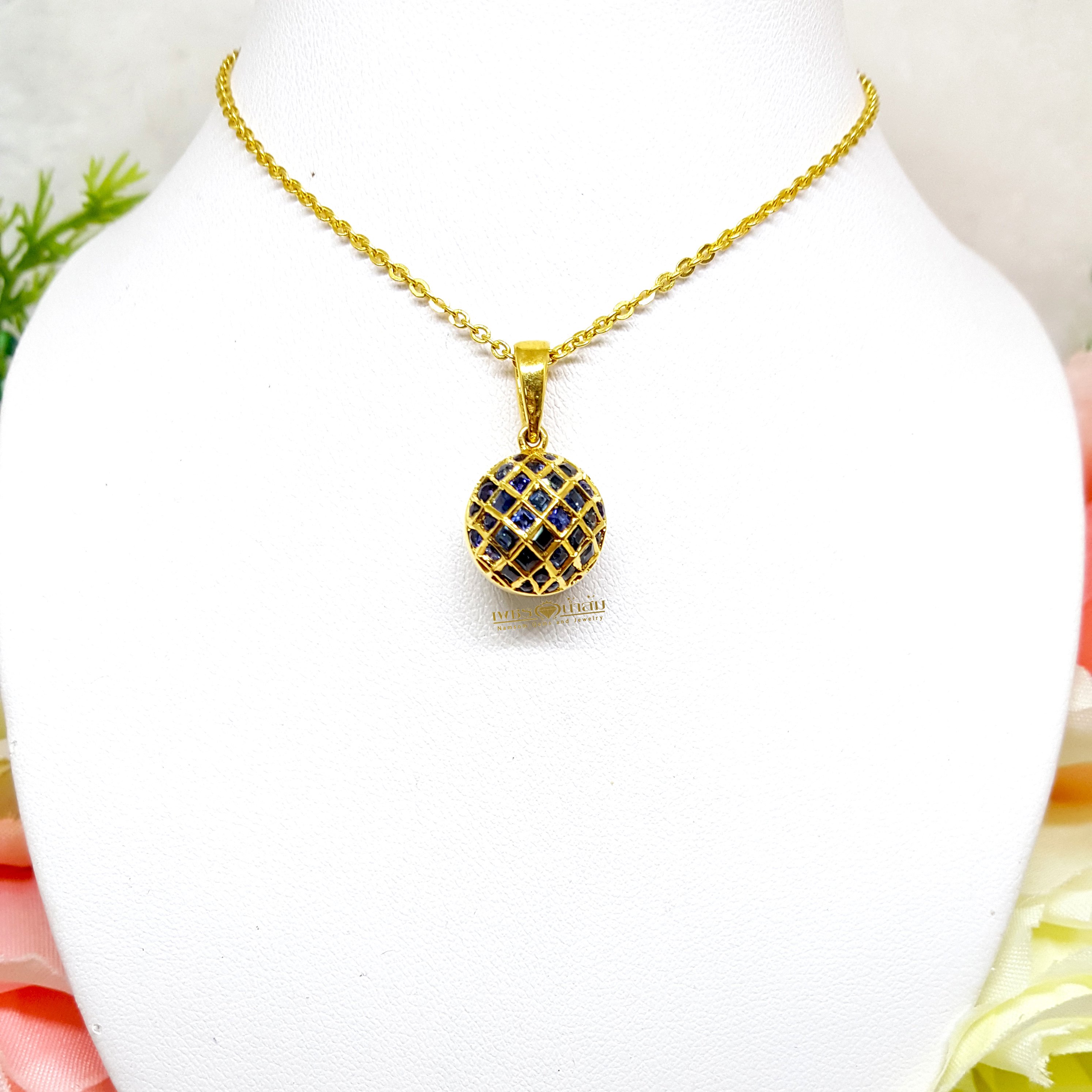 จี้พลอยไพลิน Blue Sapphire น้ำงาม ฝังเรียบไร้หนาม ทรงกลมลูกโลก ขณะสวมจะเหวี่ยงตัวแก่วงตามผู่ใส่ หยอกเอินทุกสายตาให้หันมามอง