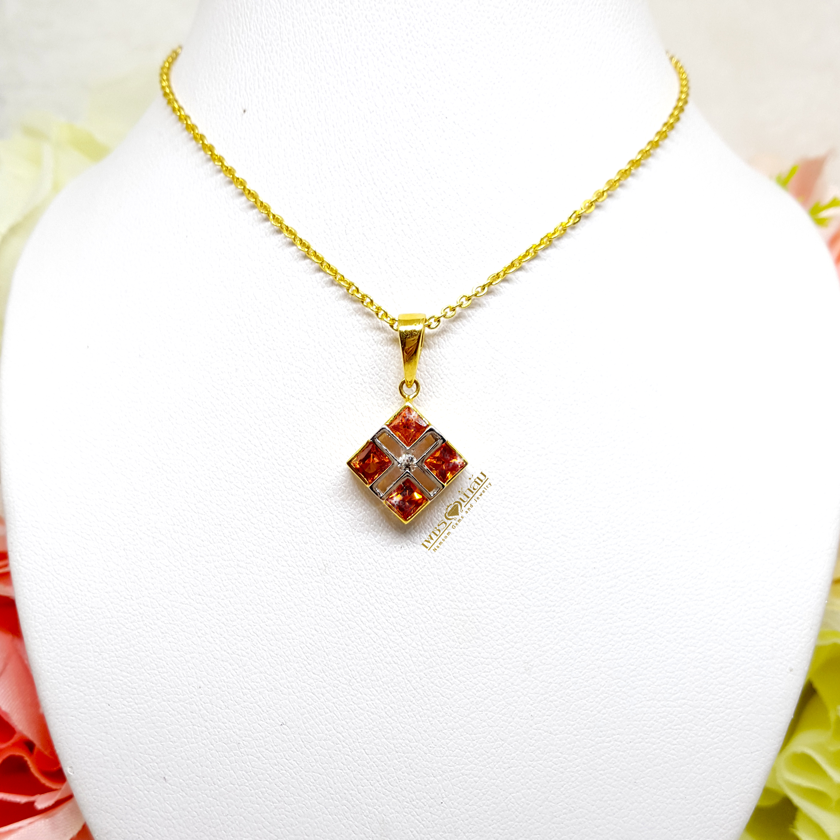 จี้พลอยบุษราคัม Yellow Sapphire ฝังเรียบไร้หนาม เจียรเป็นทรงเหลียม ฝังด้วยเพชรแท้เม็ดกลาง เพื่มลูกเล่น