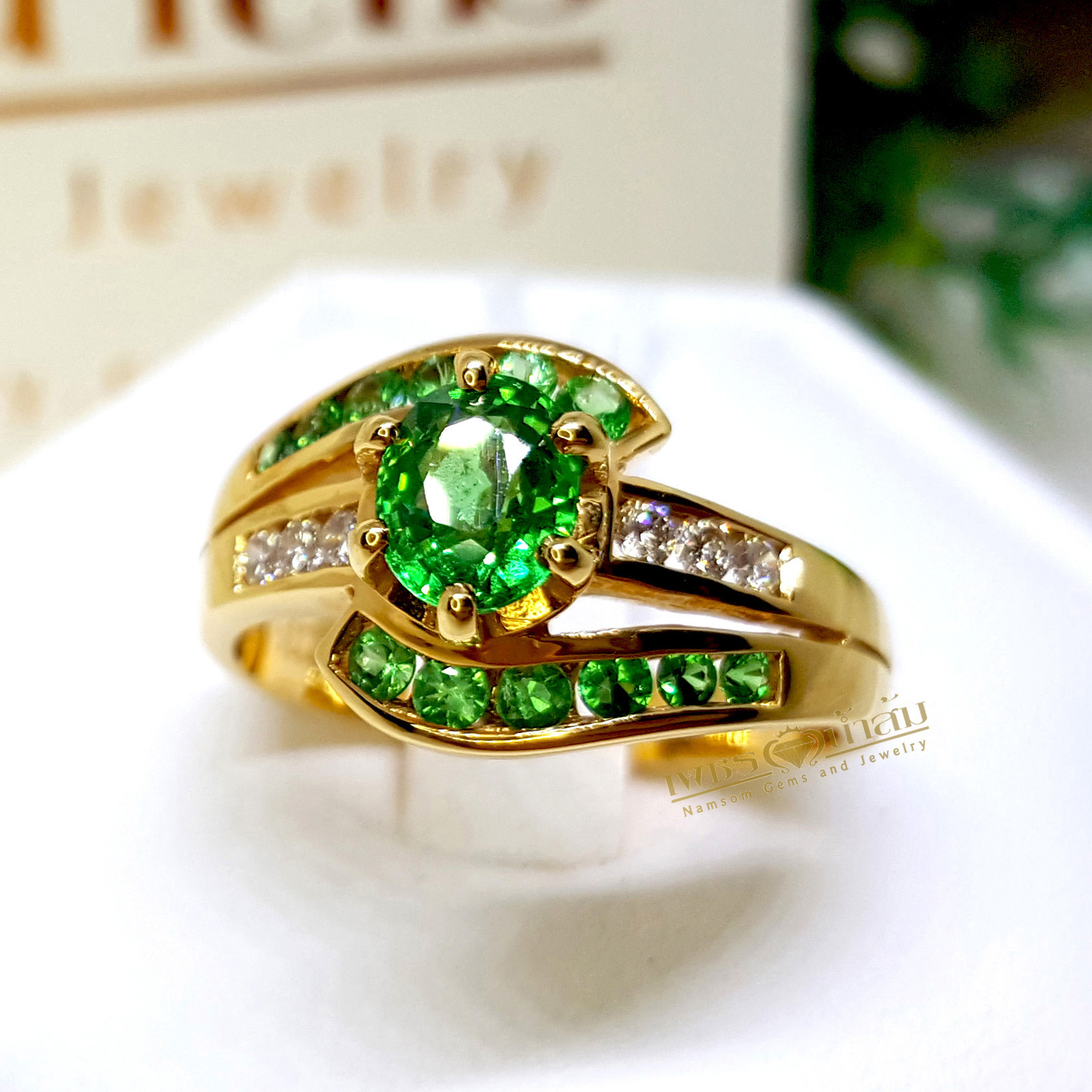แหวนพลอยผู้หญิง Tsavorite สีสวยประดับตกแต่งด้วยเพชรแท้ คาดไขว้ด้วยTsavoriteสีสวย บนตัวเรือนทองแท้ทั้งตัวเรือน