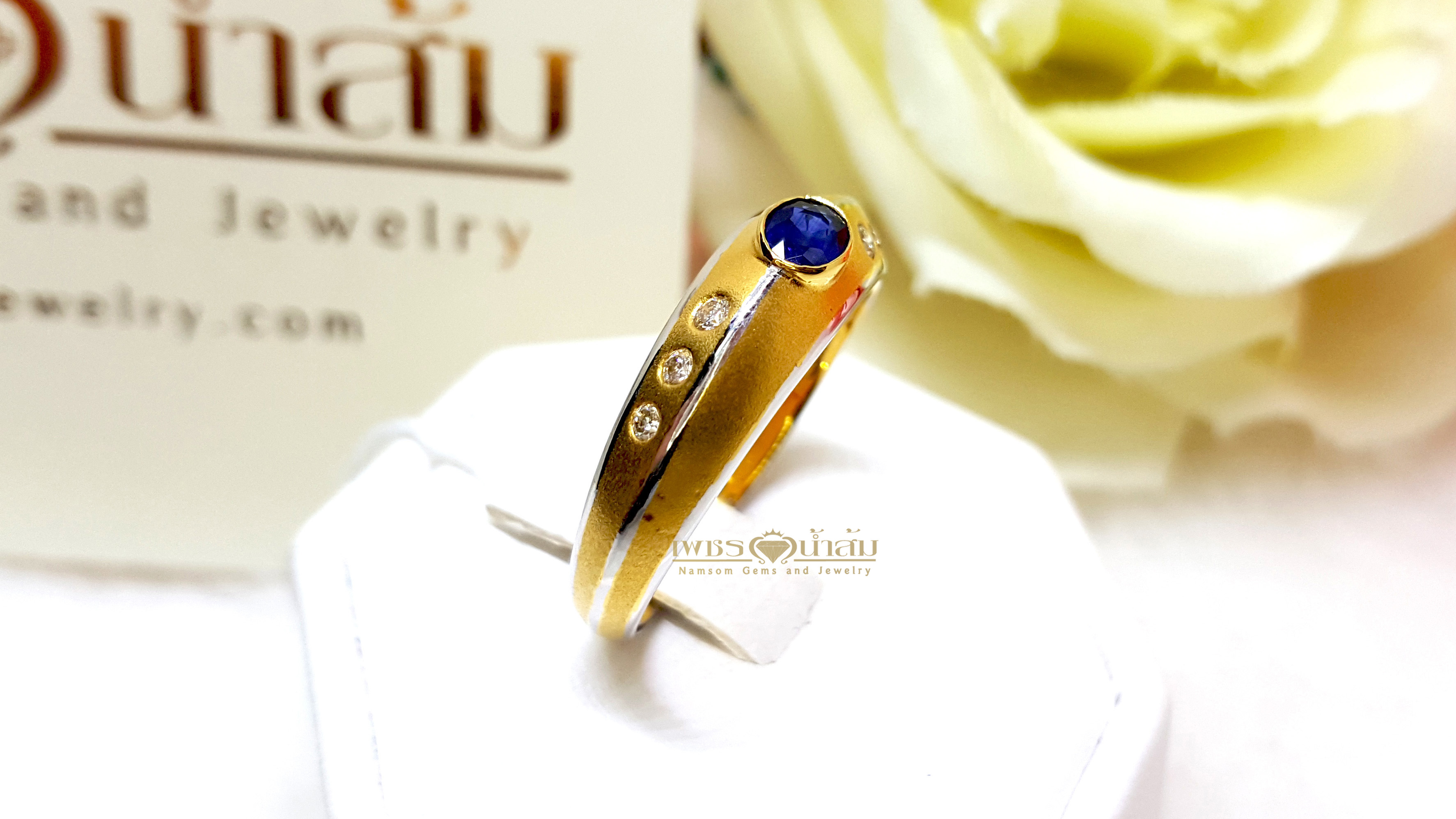 แหวนพลอยไพลิน Blue Sapphire สีน้ำเงินสวยน้ำงาม ประดับตกแต่งด้วยเพชรแท้ฝังหุ้มที่บ่าข้าง บนตัวเรือนทองแท้ทั้งตัวเรือน