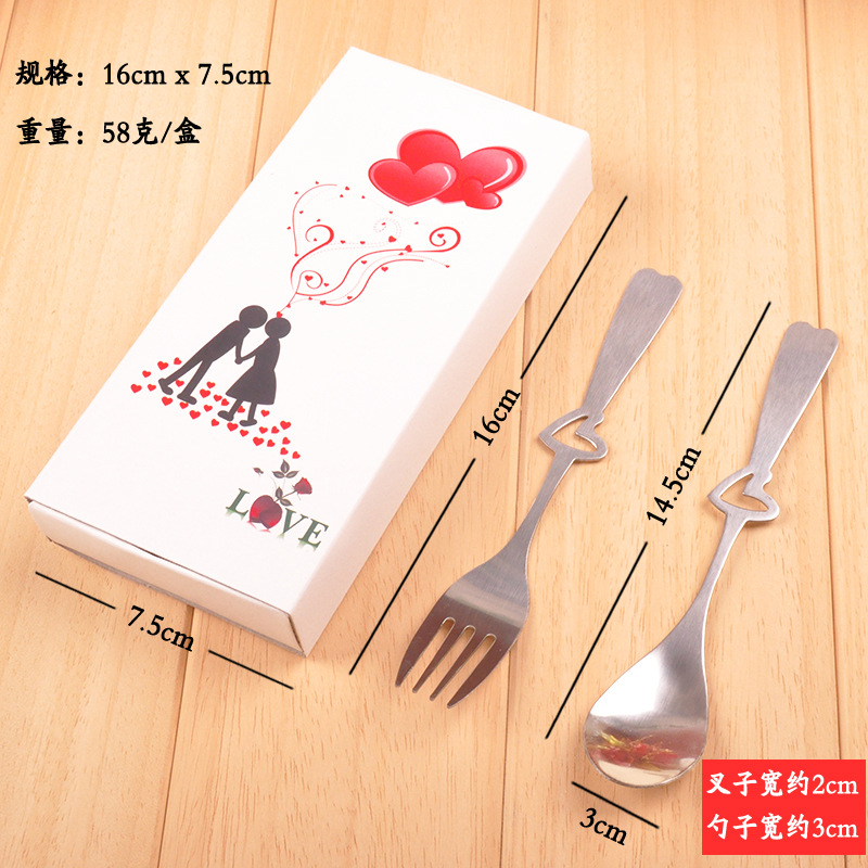 ช้อน ส้อม กลางด้ามหัวใจ แพ็คกล่องขาวบอลลูนแดง ผูกโบว์ ฟรีป้ายชื่อ