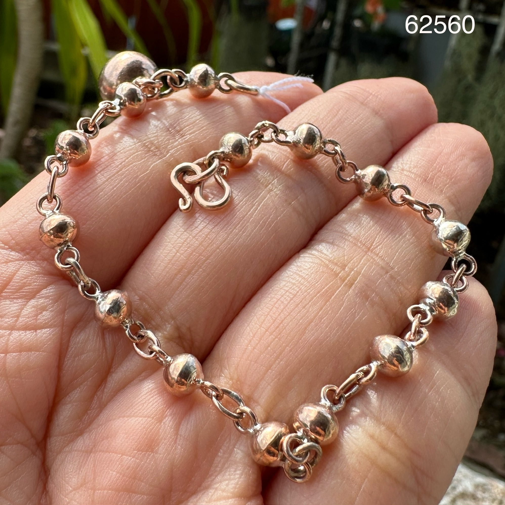 รหัส 62560 สร้อยข้อมือ นาก40 เม็ดประคำ รอบเส้น ห้อยกระพรวน ตุ้งติ้ง ความยาว 17.00 - 18.50 ซม. นน. 7.34 g