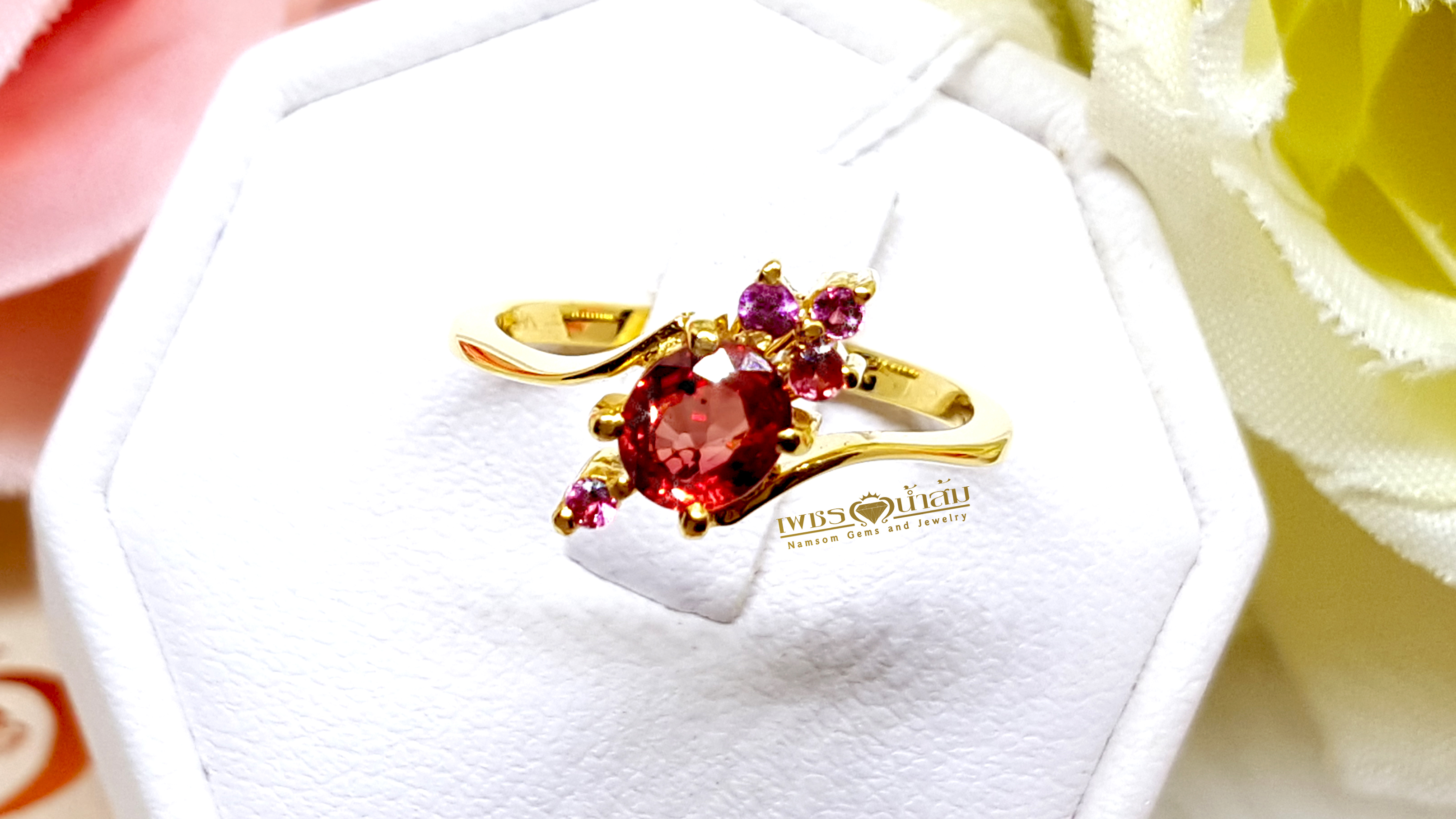 แหวนพลอยทับทิม Ruby สีสวยเจียระไนเหลี่ยมเพชร ประดับตกแต่งด้วยPink Sapphire สีสวย ทรงดอกไม้น่ารัก บนตัวเรือนทองแท้ทั้งตัวเรือน