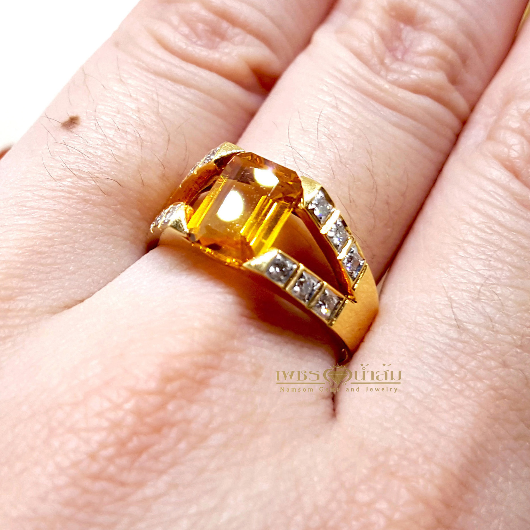แหวนบุษราคัม Yellow Sapphire ทรงไข้ว ประดับตกแต่งด้วยเพชรแท้ ทำเป็นลายแฉก ฝังเหลี่ยมเพิ่มลูกเล่น บนตัวเรือนองแท้ทั้งตัวเรือน