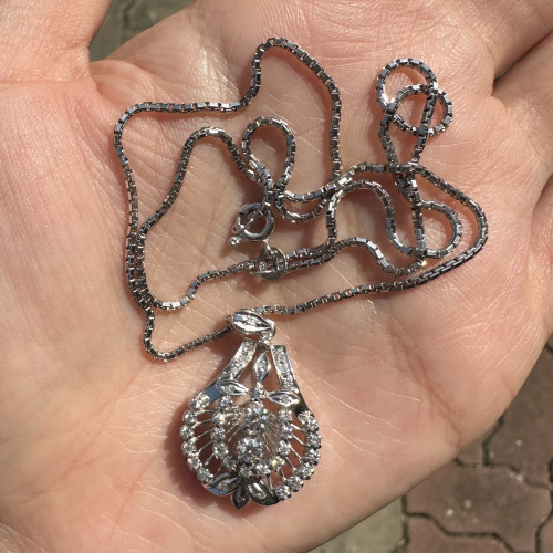 รหัส 63505 สร้อยคอ อิตาลี375 ทอง9K + จี้ เพชร 2/0.16 ct ฝังเพชร 38/0.30 ct งานปาหะ นน. 8.49 g