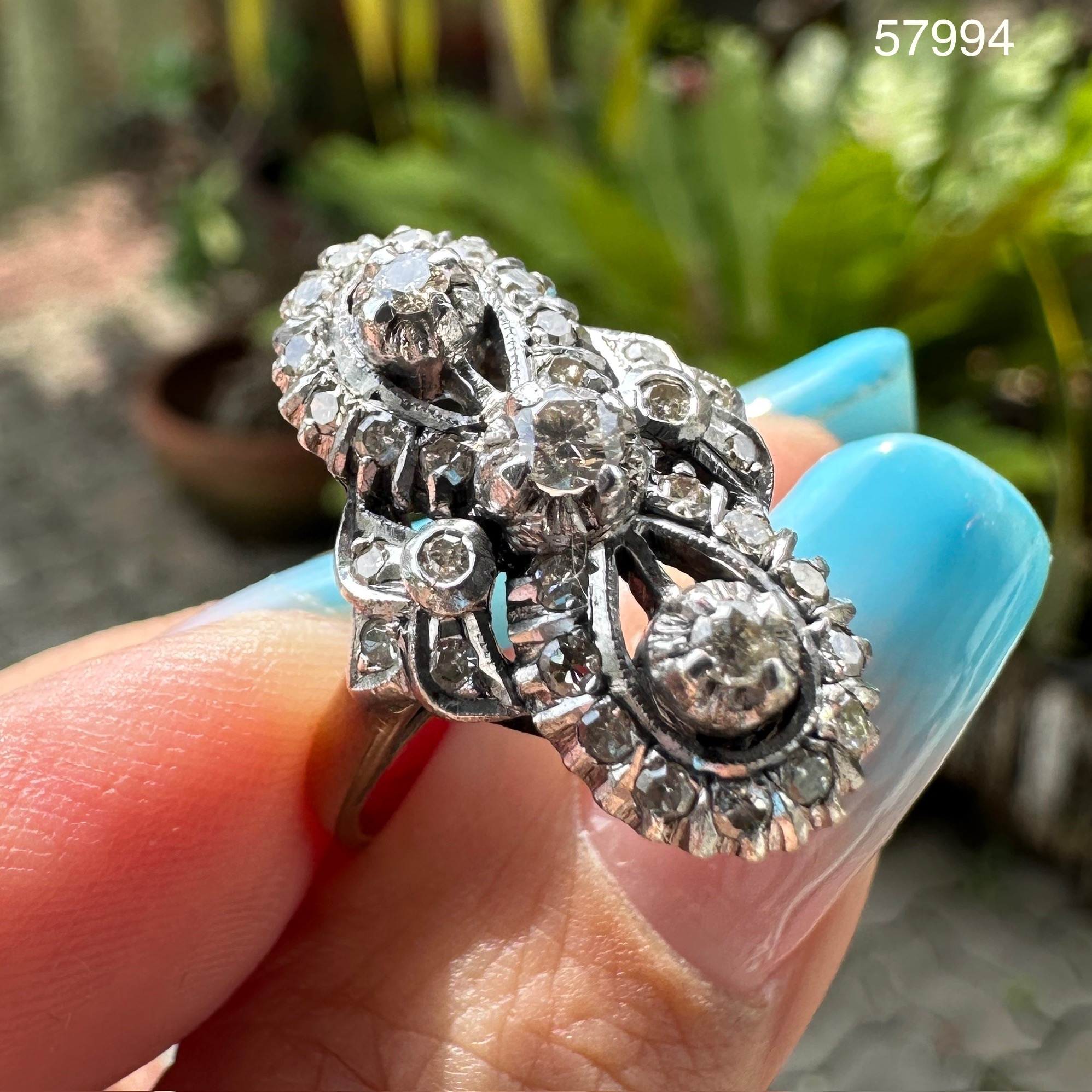 รหัส 57994 แหวน เพชร 3 เม็ด 0.16 กะรัต ฝังเพชรกุหลาบ 30 เม็ด 0.30 กะรัต ทองK 2 สี งานสวยมาก นน. 4.31 g