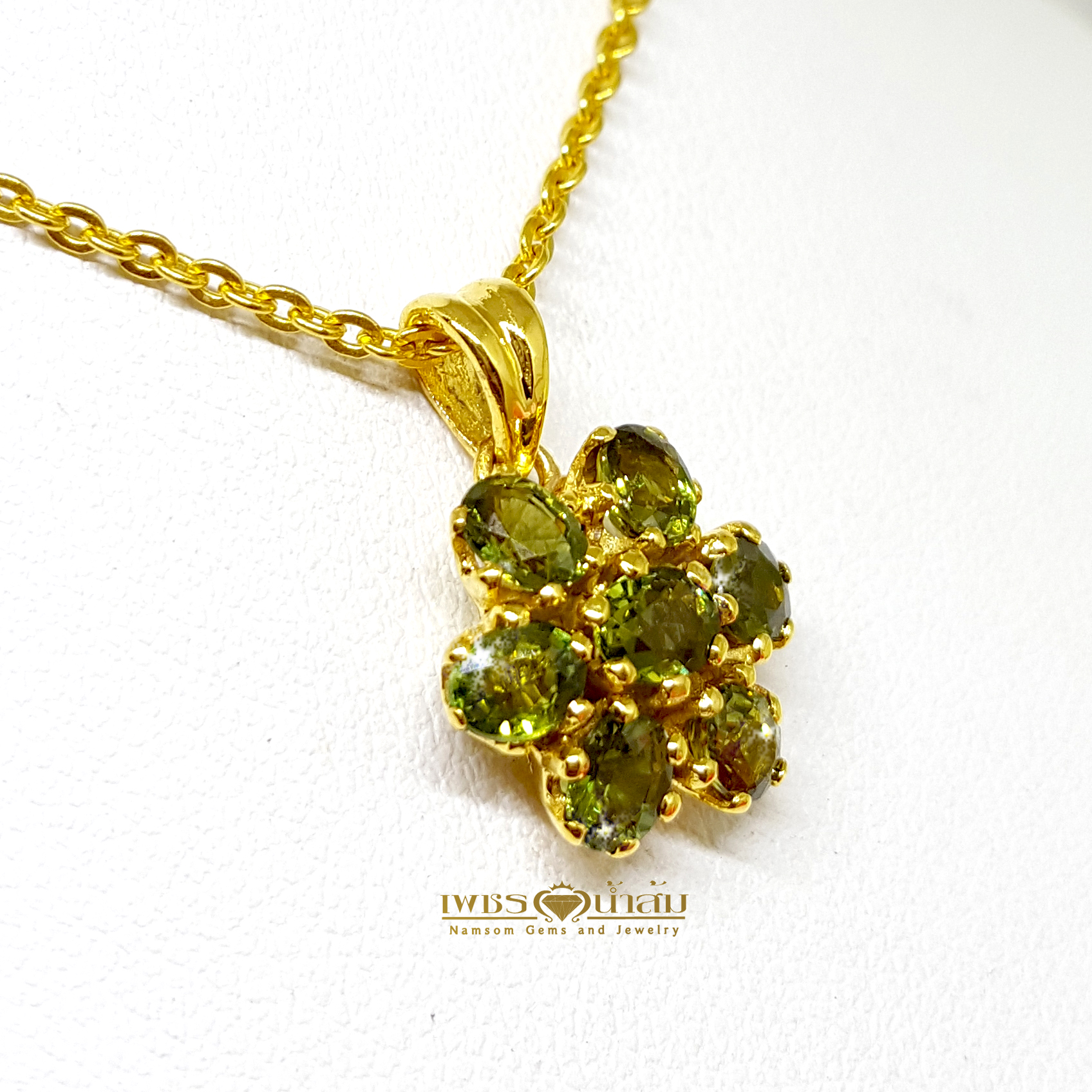 จี้พลอยเขียวส่อง Green Sapphire ทรงดอกไม้ ชิ้นเล็กน่ารัก สวมใส่ได้ทุกวัน