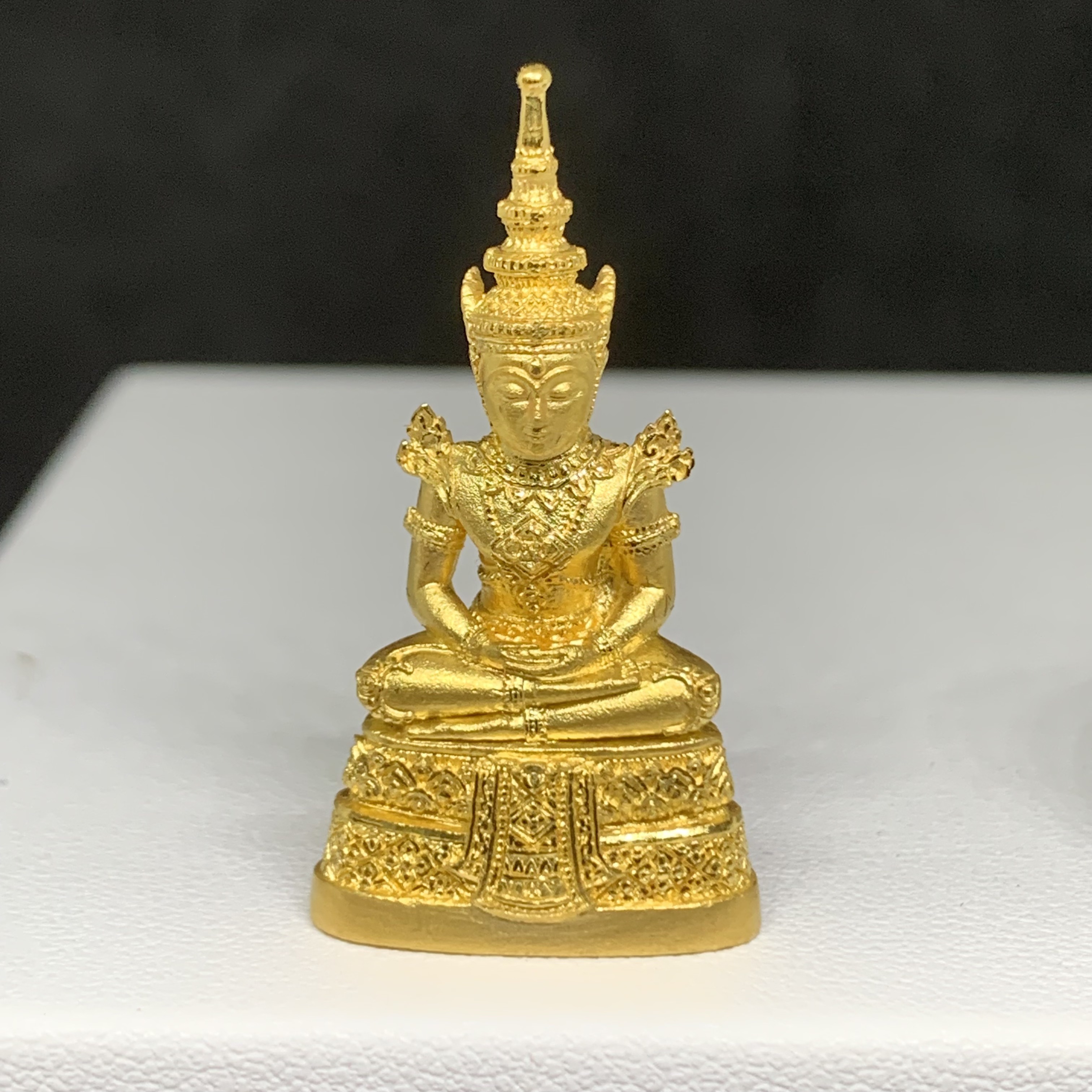รหัส 65460 พระแก้วมรกต เนื้อทองคำ ขัดเงา ลอยองค์ ครบ 64 ปี กรมสรรพสามิต ปี 2539 ตอกโค้ด ๑๑๘๕๘ พร้อมกล่อง + การ์