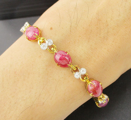 รหัส 63469 สร้อยข้อมือ ทับทิม หลังเบี้ย คั่นเพชรเกสร 16/0.72 ct ทองK 2 สี ความยาว 17.00 ซม. นน. 13.39 g