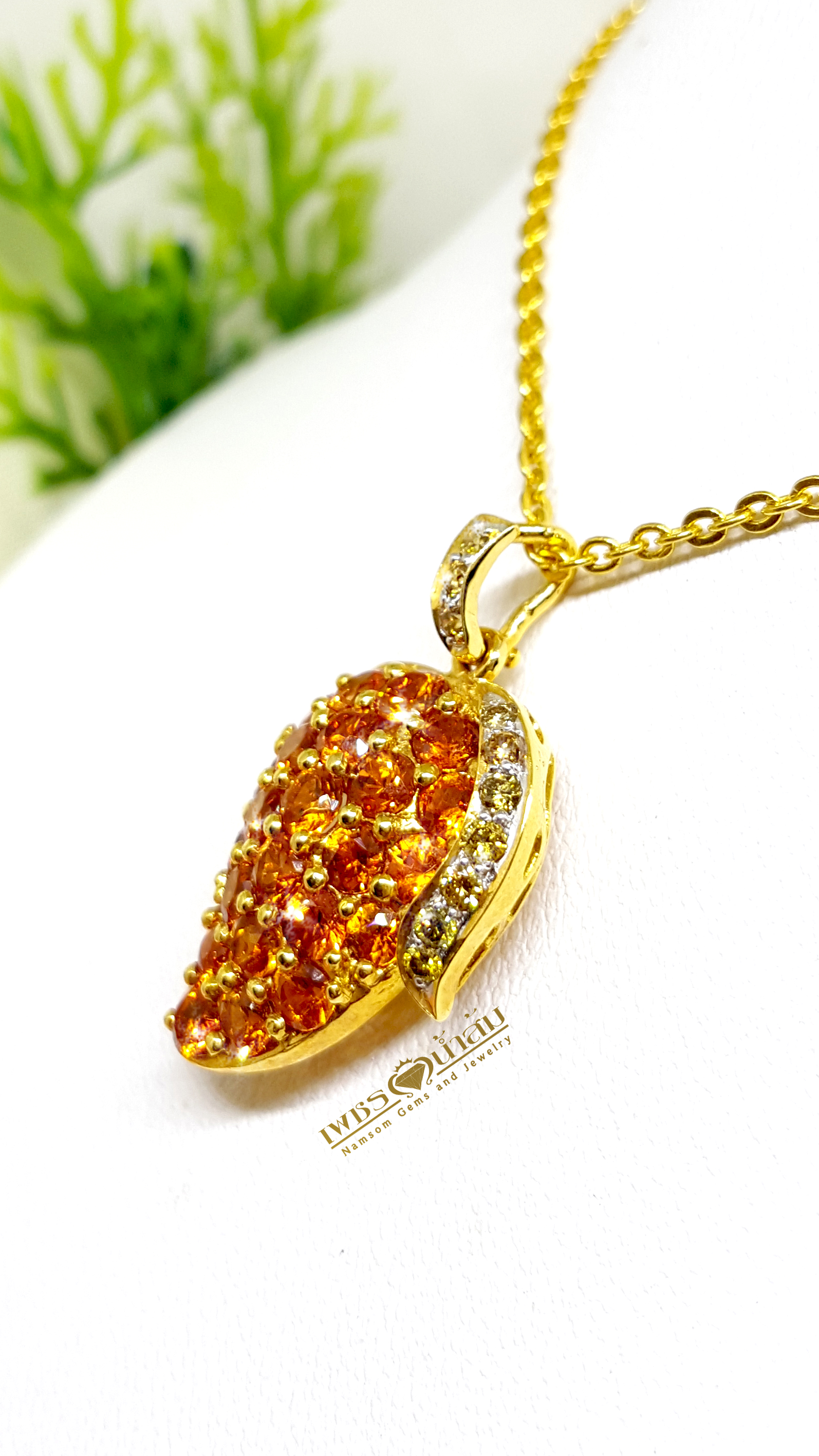 จี้พลอยแท้บุษราคัมจันทบุรี ออกแบบเป็นทรงมะม่วง ดีไซน์ดูทันสมัยน่ารัก เหมาะสำหรับเป็นของขวัลสำหรับวัยรุ่นที่สุดคะ