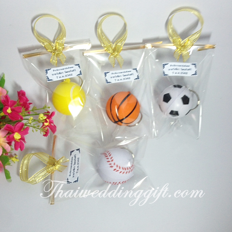 พวงกุญแจยาง ลูกฟุตบอล คละแบบ แพ็คถุงแก้วติดโบว์ พร้อมป้ายชื่อ