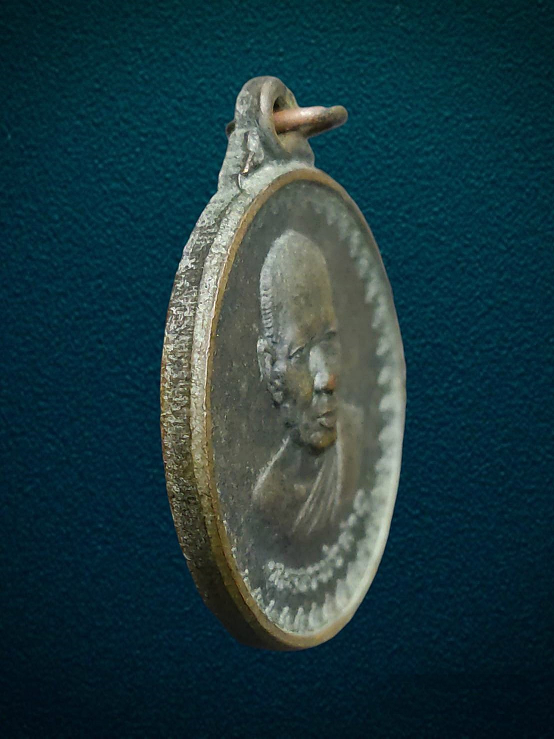 เหรียญรุ่นพานแตก หลวงพ่อลำภู (วัดใหม่อมตรส) ออกวัดไก่จ้น ท่าเรือ อยุธยา ปี 2521