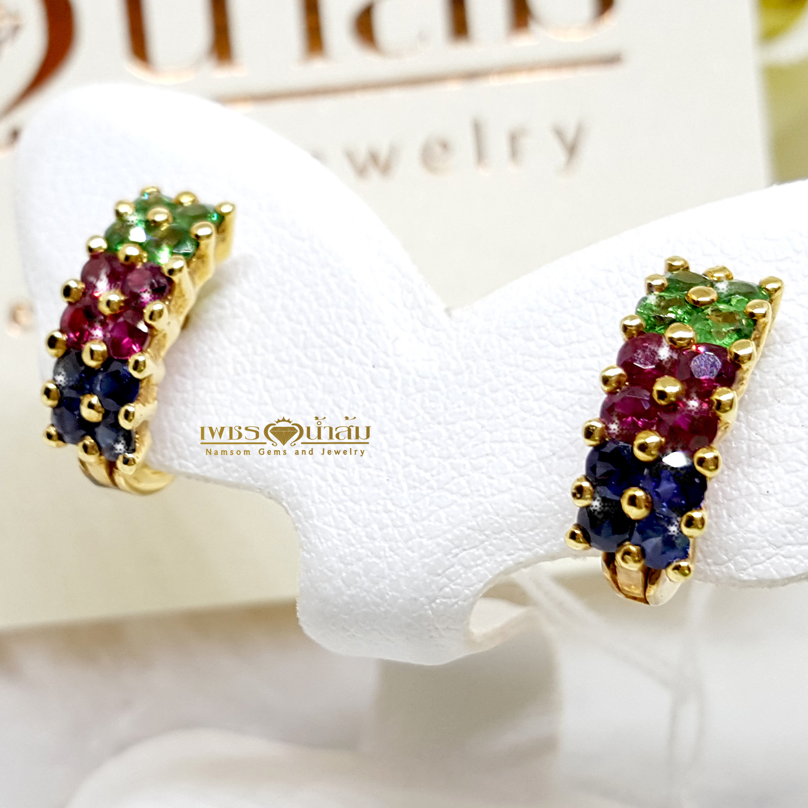 ต่างหูพลอยแท้สลับสี ประดับไปด้วย ซาร์โวไรท์ Tsavorite ทับทิม Ruby และไพลิน Blue Sapphire บนตัวเรือนทองแท้