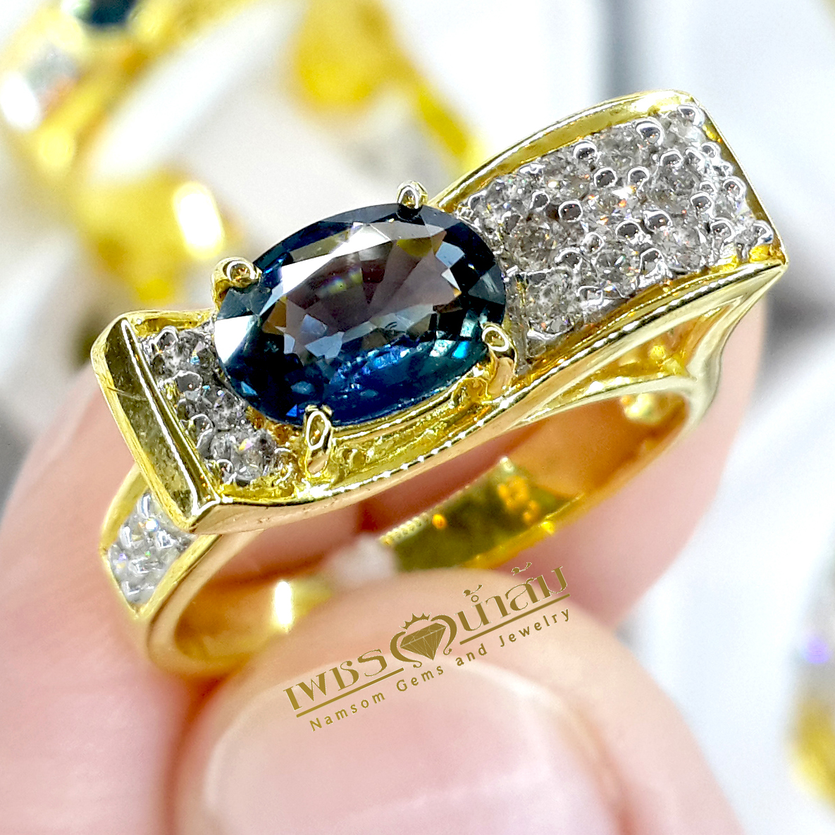 แหวนพลอยไพลิน Blue Sapphire สีเข้มสวย เล่นลูกเล่นทรงคลื่นประดับฝังด้วยเพชรแท้ น้ำงาม บนตัวเรือนทองแท้ทั้งตัวเรือน