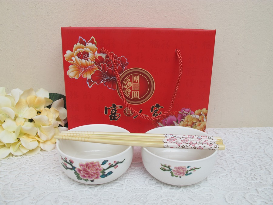 เซตถ้วยชาม ตะเกียบ 2 ที่ลายดอกไม้ แพ็คกล่องสีแดงมีหูหิ้ว พร้อมป้ายชื่อ