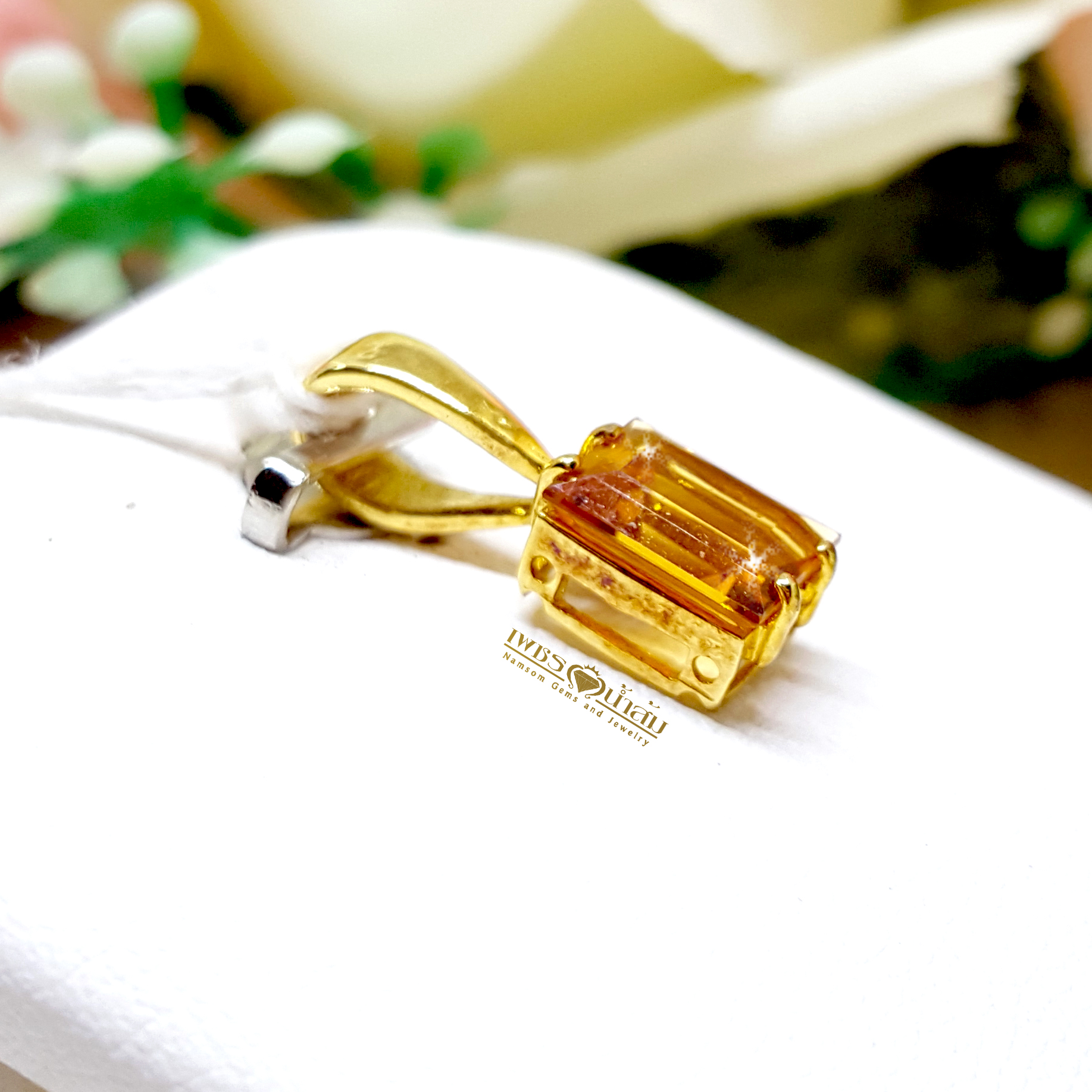 จี้พลอย Yellow Citrine ชิ้นเล็ก เจียรทรงเหลียม เรียบง่าย สวมใส่เพื่มสิริมงคล
