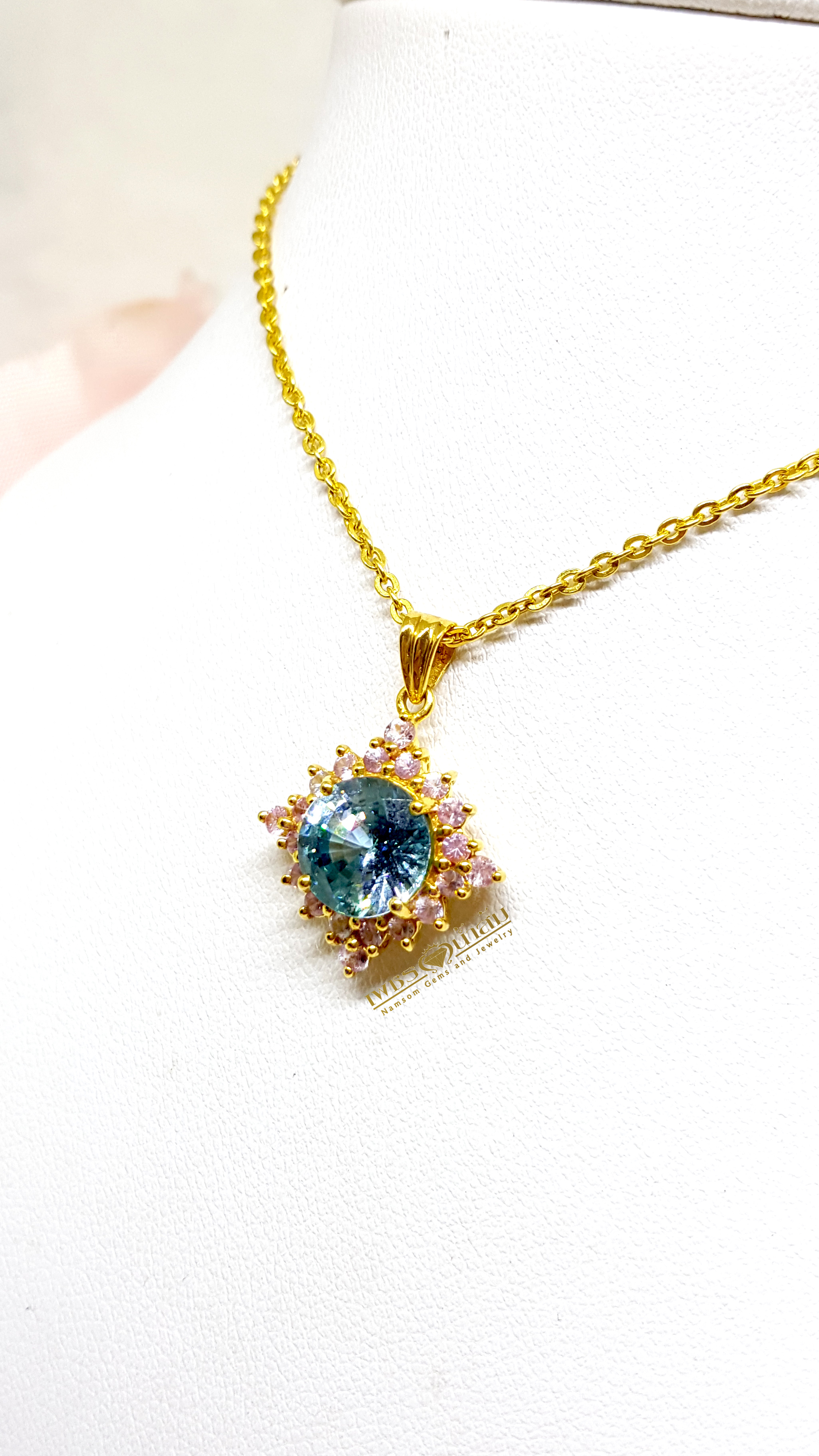 จี้พลอยเพทาย Blue Zircon สีสวยน้ำงาม ล้อมด้วย Pink Sapphire ดูหวานน่ารัก