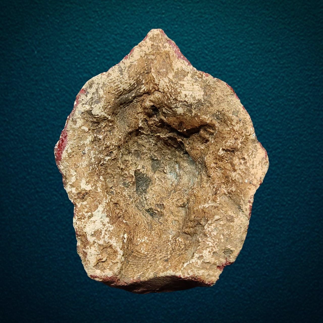 เศียรพระ เนื้อดิน หริภุญชัย ลําพูน อายุ1200 ปี ศิลปะแบบอินเดีย ปัจจุบันหาชมได้ยากมาก