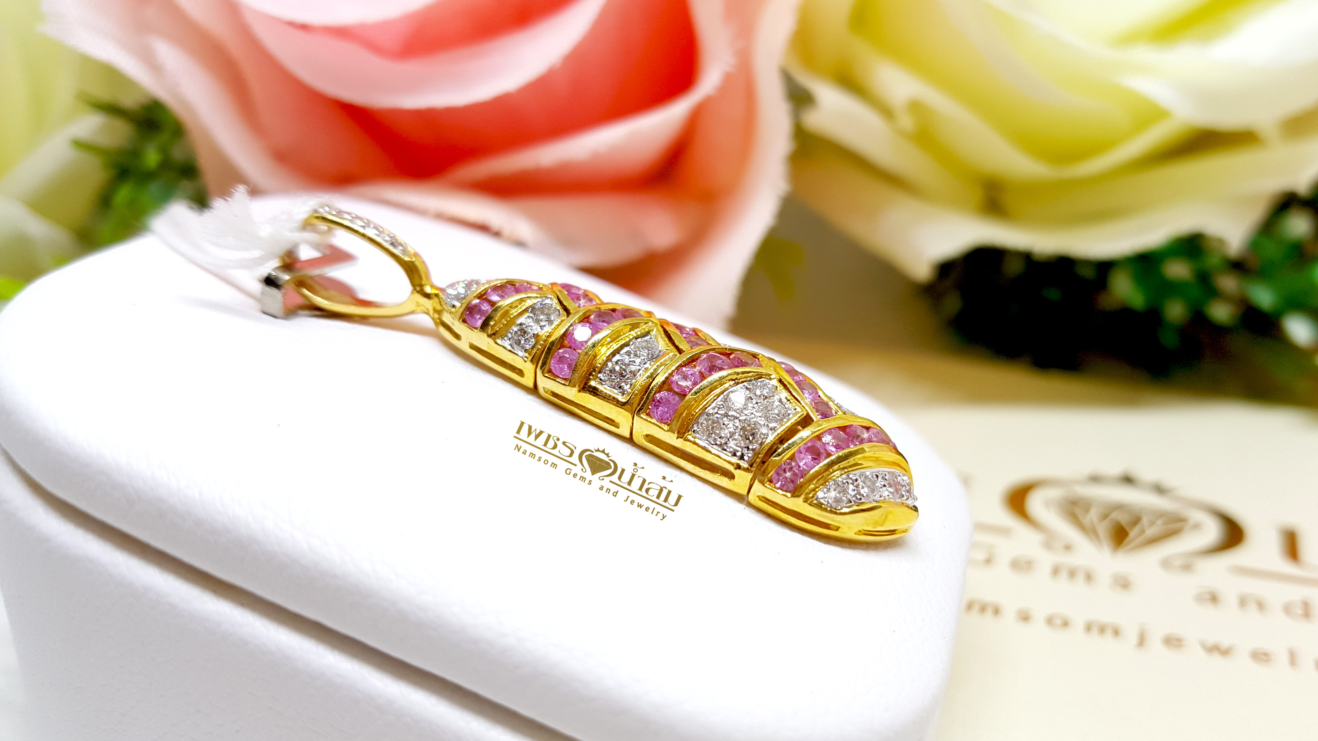 จี้เพชรแท้ ประดับคาดด้วยแซปไฟร์สีชมพู Pink Sapphire ตัวเรือนออกแบบทรงดักแด้ก่อนจะเป็นผีเสื้อ งานเข้าขั้นงามคลาสสิก และอ่อนช้อยยิ่ง