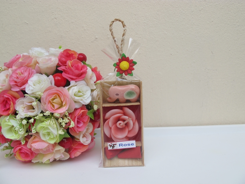 เทียนหอมดอกไม้ บรรจุในเรือไม้ตามแบบ พร้อมป้ายชื่อ