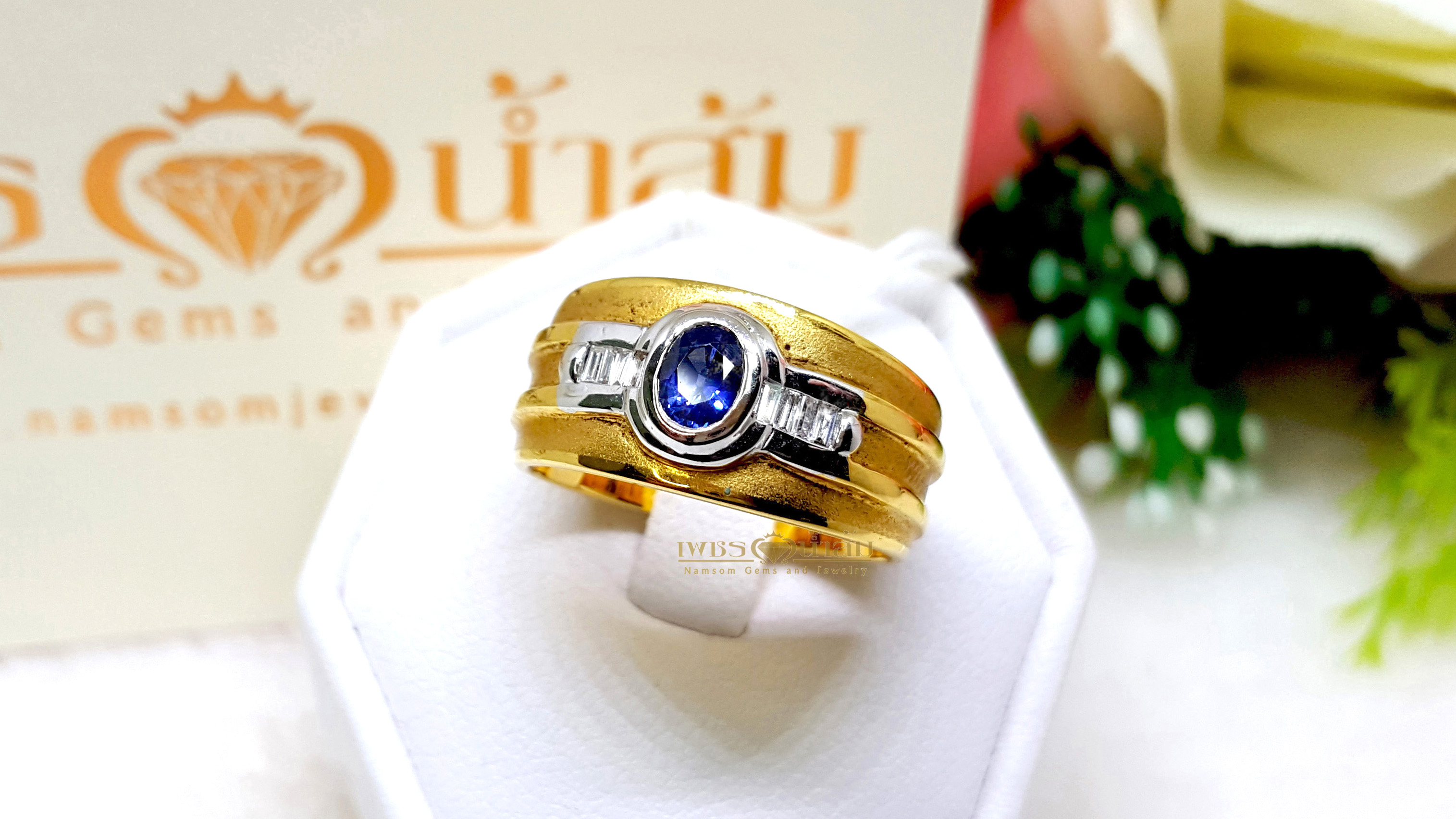 แหวนพลอยไพลิน Blue Sapphire สีสด ประดับด้วยเพชรแท้เหลี่ยมเพชรแบเก็ต ทรงโดดเด่น บนตัวเรือนทองแท้ทั้งตัวเรือน