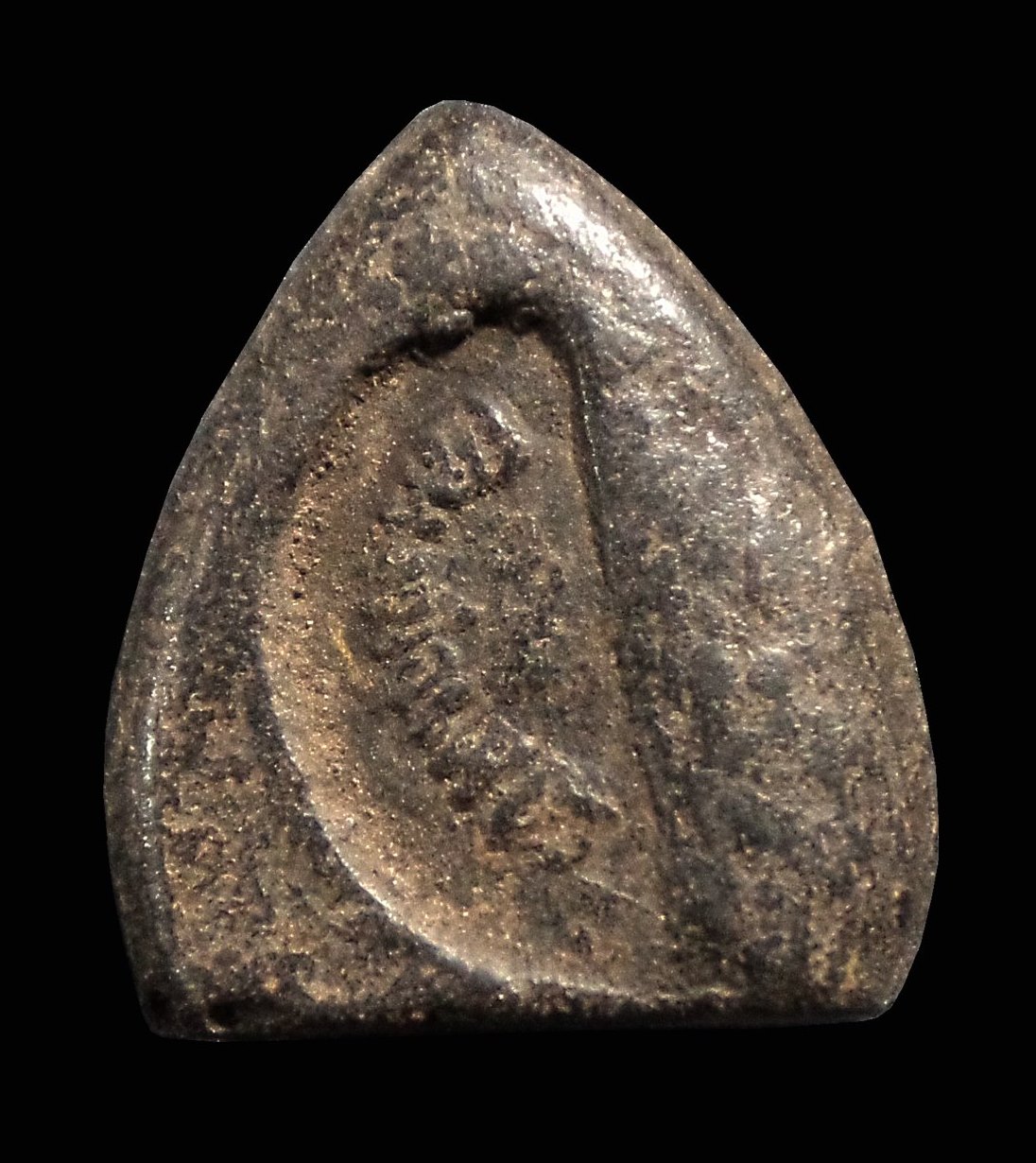 หลวงพ่อเพชร เนื้อผงคลุกรัก