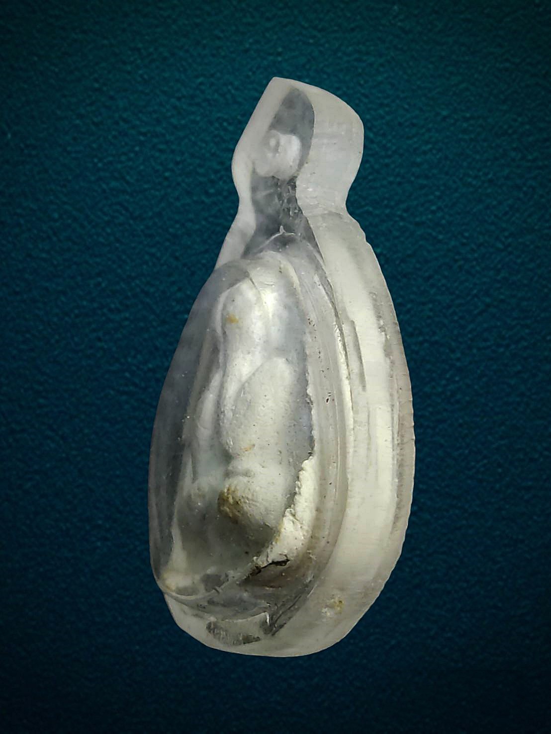 พระปิดตาเนื้อผงพุทธคุณ หลังหนุมานเชิญธง หลวงปู่เกลี้ยง วัดเนินสุทธาวาส จ.ชลบุรี ปี2546