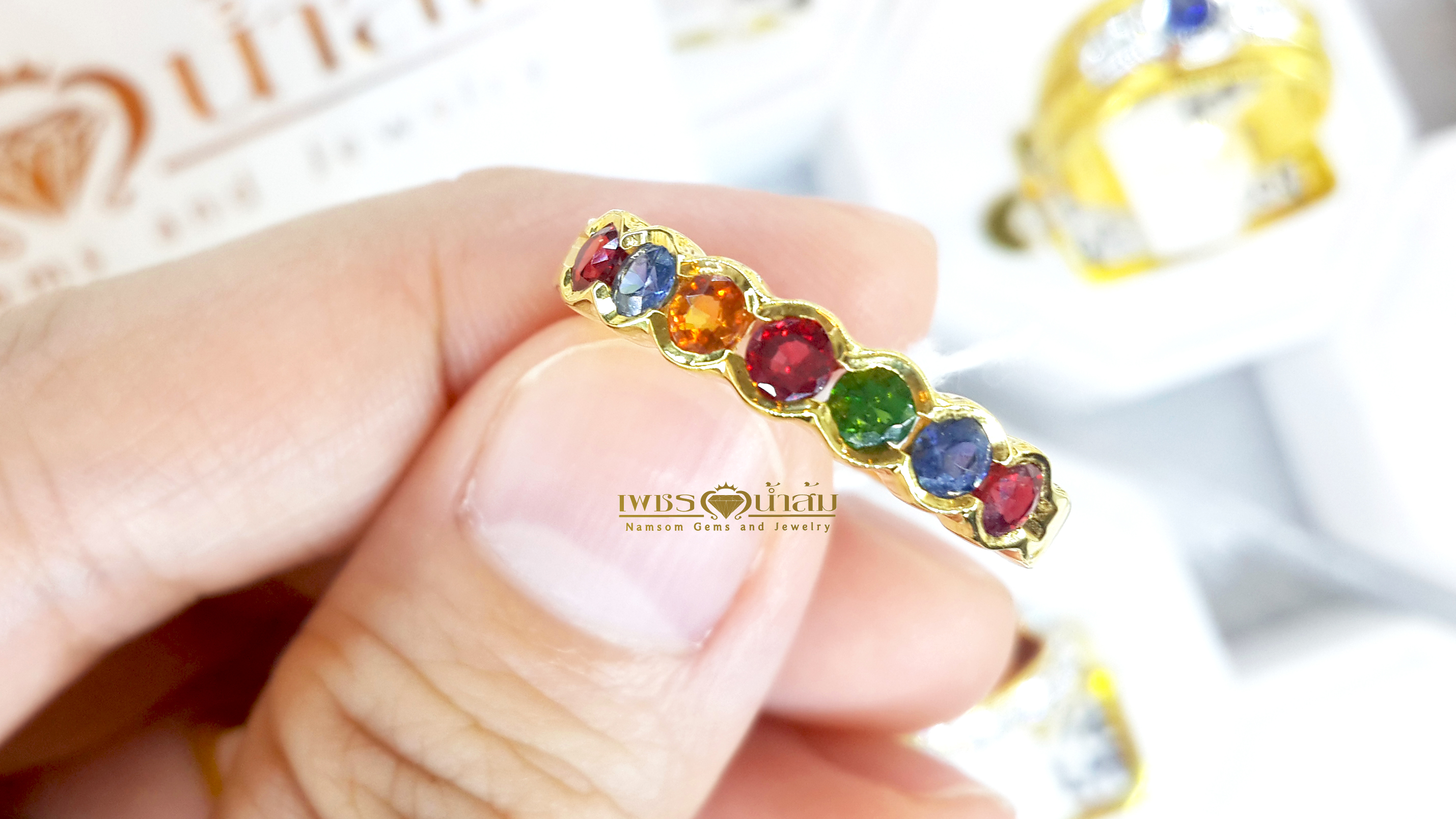 แหวนFancy Sapphire ประดับไปด้วยทับทิม ไพลิน Orange Sapphire และมรกตสีสด