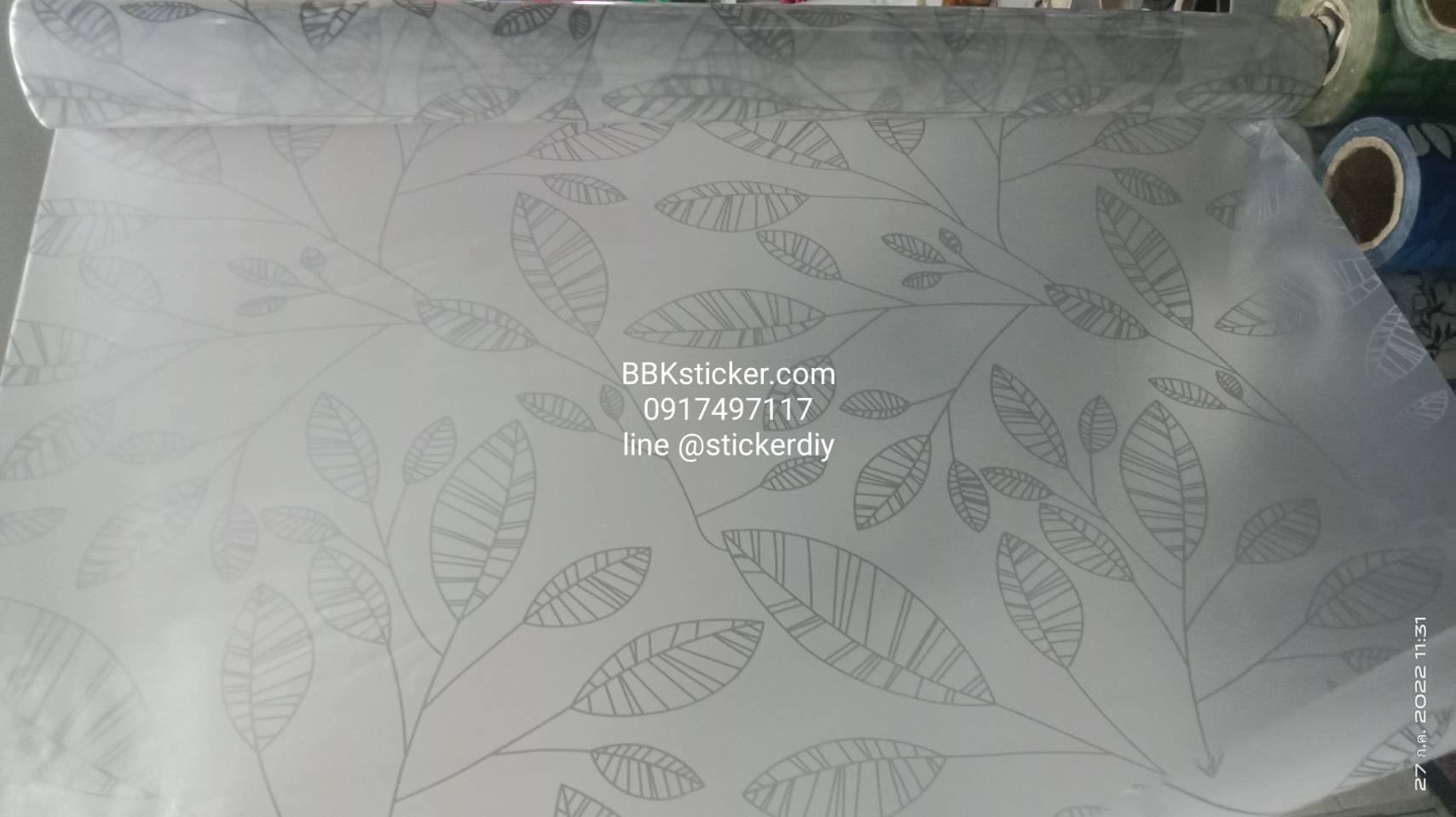 สติ๊กเกอร์ฝ้าติดกระจก แบบมีกาวในตัว พิมพ์ใบไม้สีเทาเงิน หน้ากว้าง90cm. เมตรละ 89 บาท