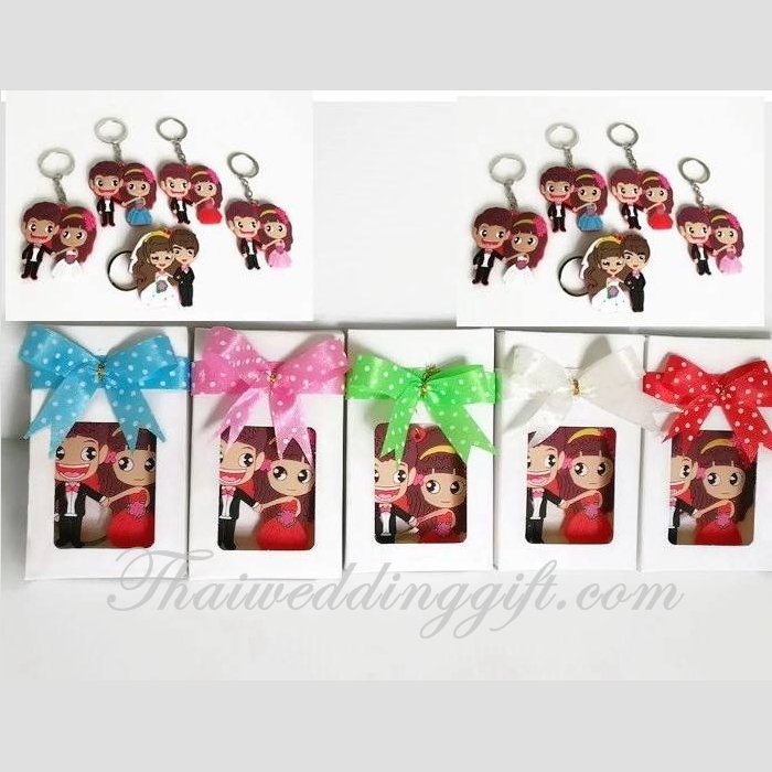 พวงกุญแจยางลายบ่าวสาวคู่รัก แพ็คกล่องติดโบว์ คละลาย