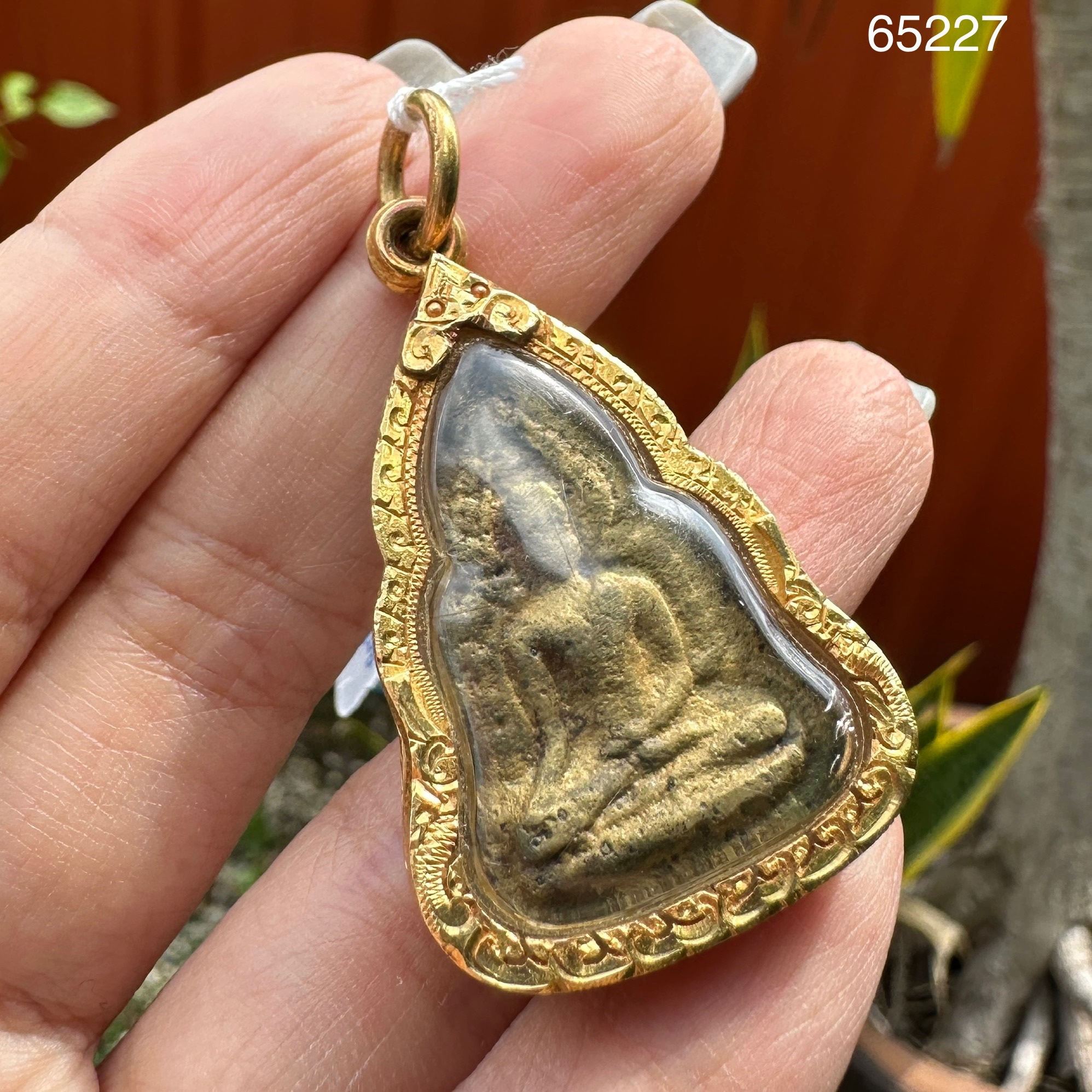 รหัส 65227 พระพุทธชินราช เนื้อทองเหลืองหล่อ เลี่ยมทอง90 นน. 20.96 g