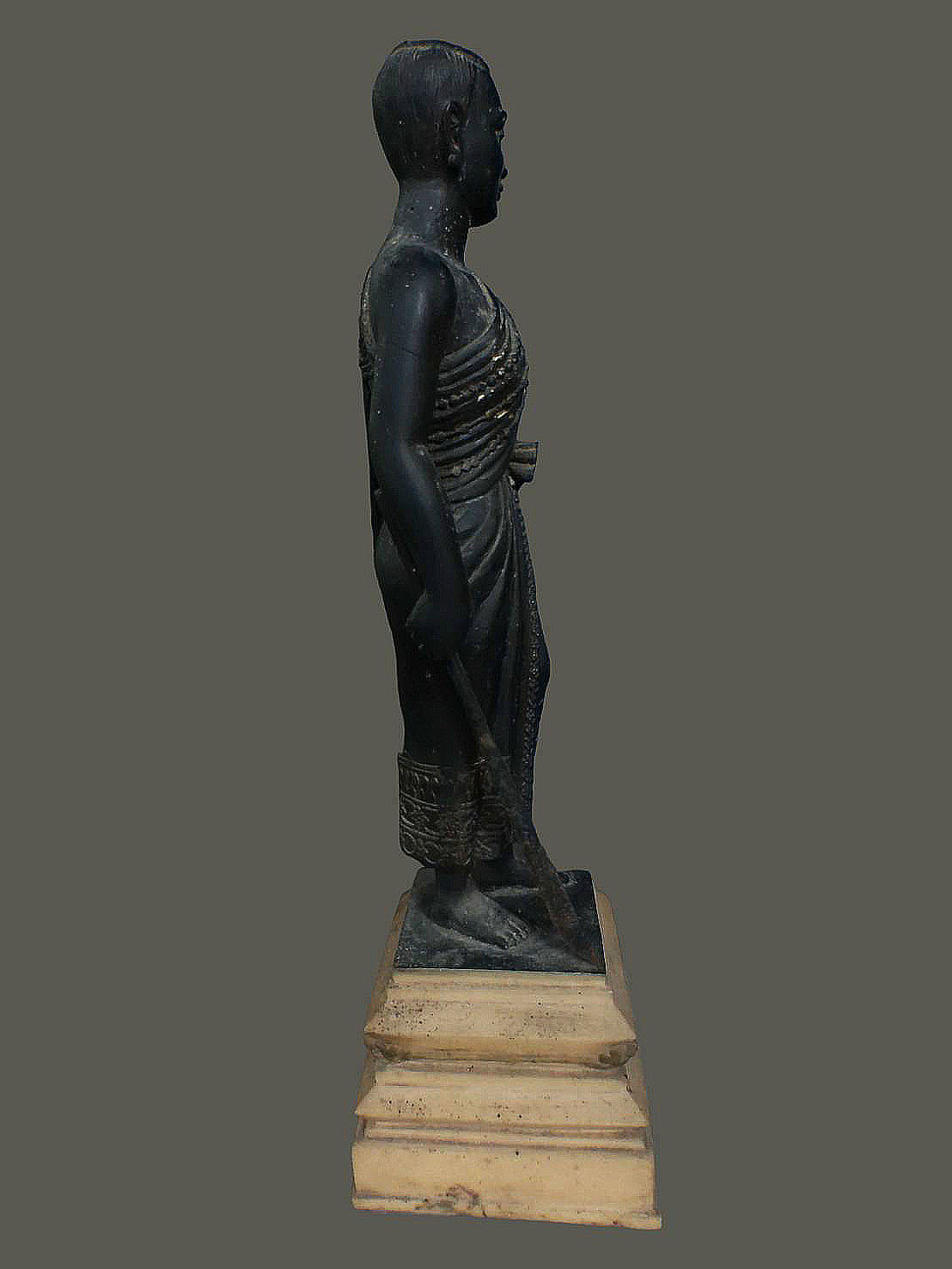 รูปหล่อบูชาเนื้อเรซิ่น ท้าวสุรนารี พิธีพุทธาภิเษกในงาจุดพลุ4มุมเมือง นครราชสีมา ปี2523 หลวงพ่อคุณ วัดบ้านไร่ปลุกเสก สูง 13 นิ้ว