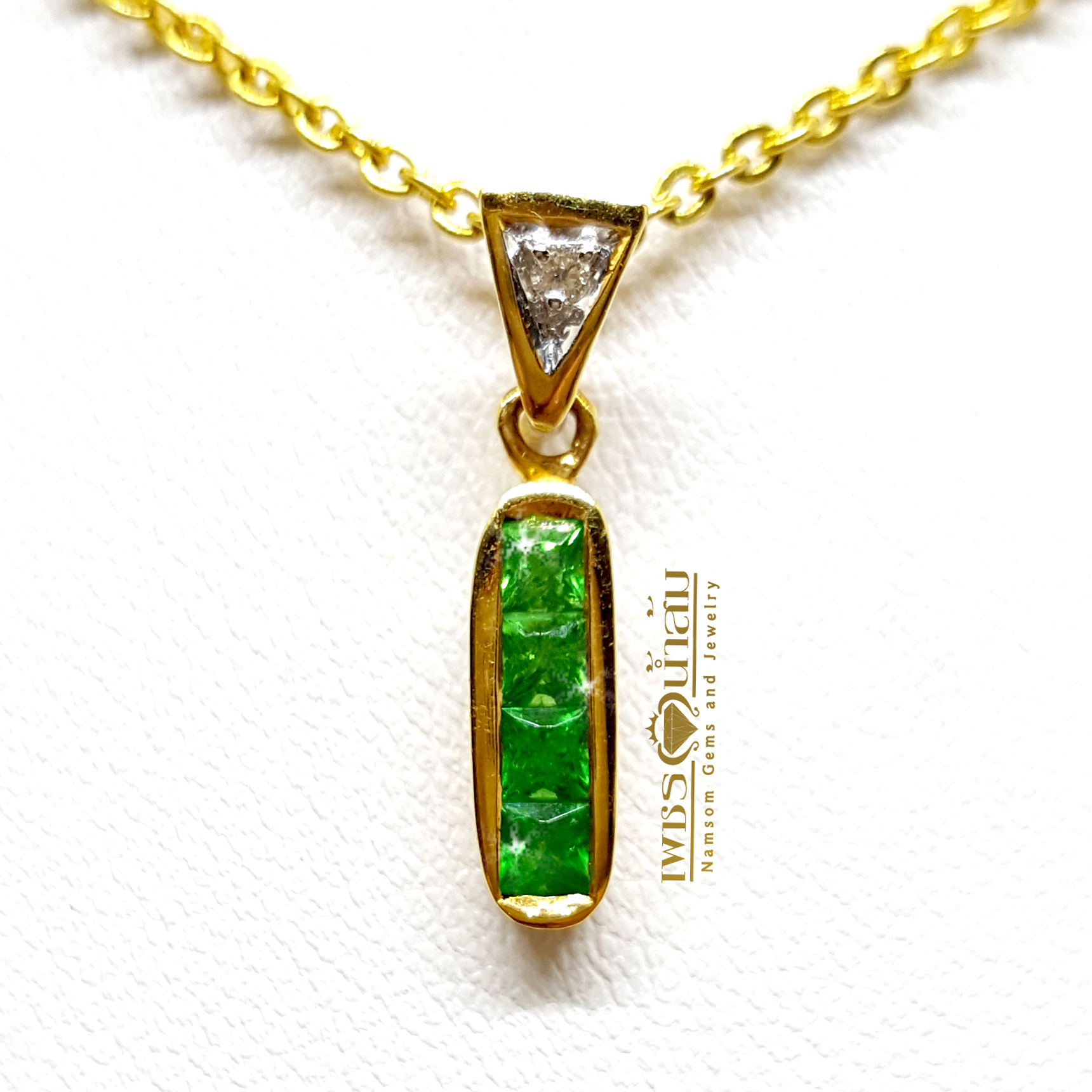 จี้พลอยซาร์โวไรท์ Tsavorite ล้อมเพชร สีสด ชิ้นเล็กน่ารักสดใส