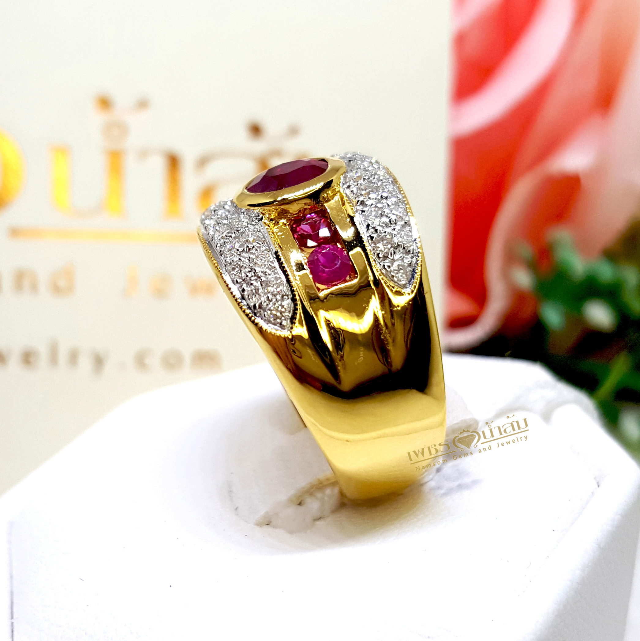 แหวนทับทิม Ruby สีหวาน ประดับตกแต่งด้วยทับทิมเจียรเหลี่ยม Princess ตกแต่งขอบข้างด้วยเพชรแท้ฝังจิกไข่ปลา บนตัวเรือนทองแท้ทั้งตัวเรือน