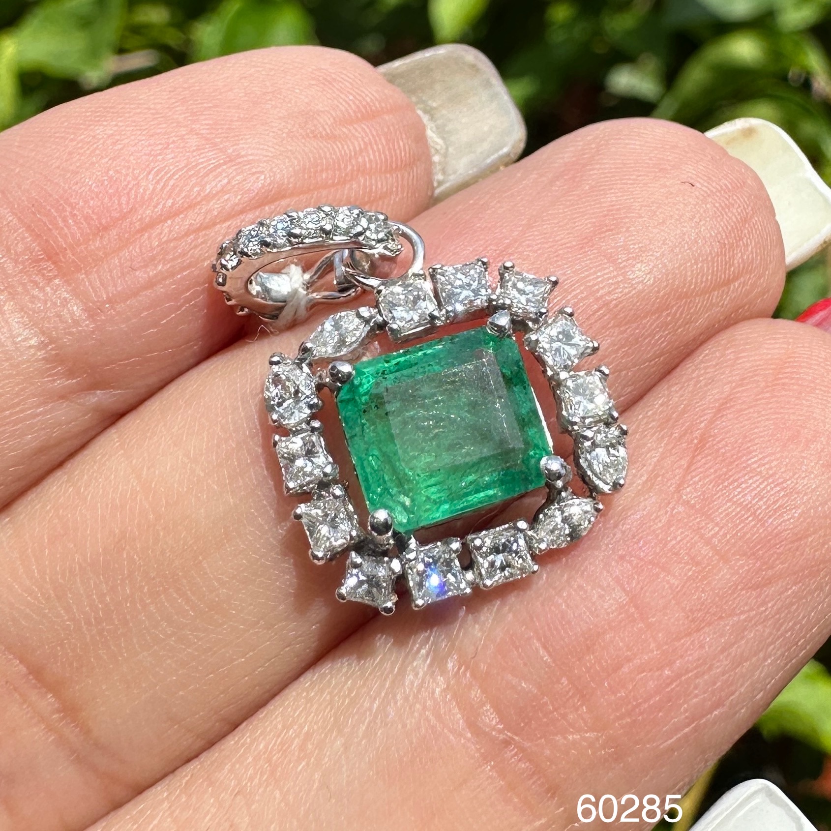 รหัส 60285 จี้ มรกต แซมเบีย 2.42 กะรัต ล้อมเพชร 23 เม็ด 1.12 กะรัต ทอง18Kขาว พร้อม Cert. สวยมาก นน. 2.44 g