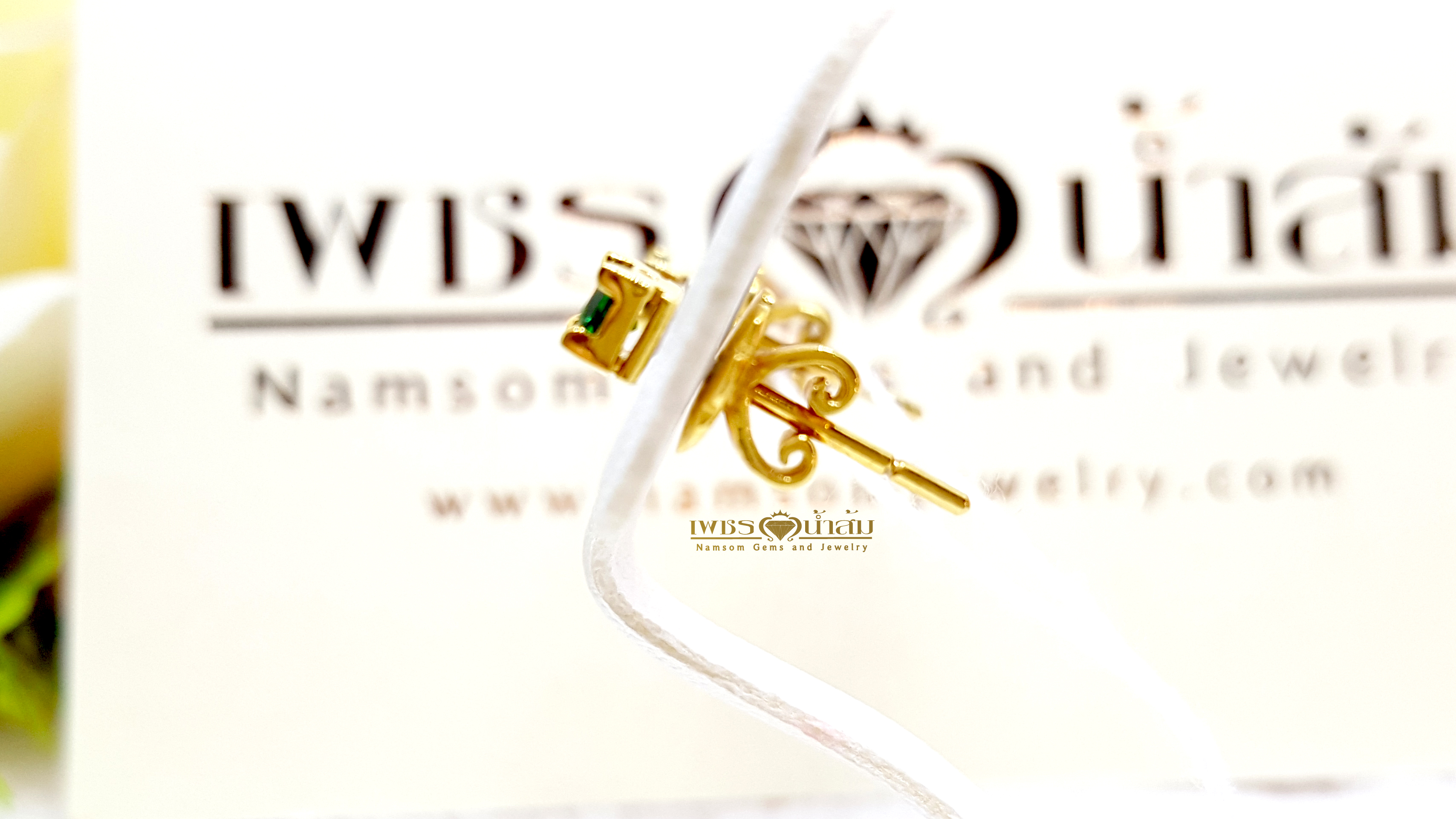 ต่างหูมรกต Emerald สีเขียวสดเนื้องาม เจียรทรงเหลี่ยม เรียบง่ายสวมใสได้ทุกวัน