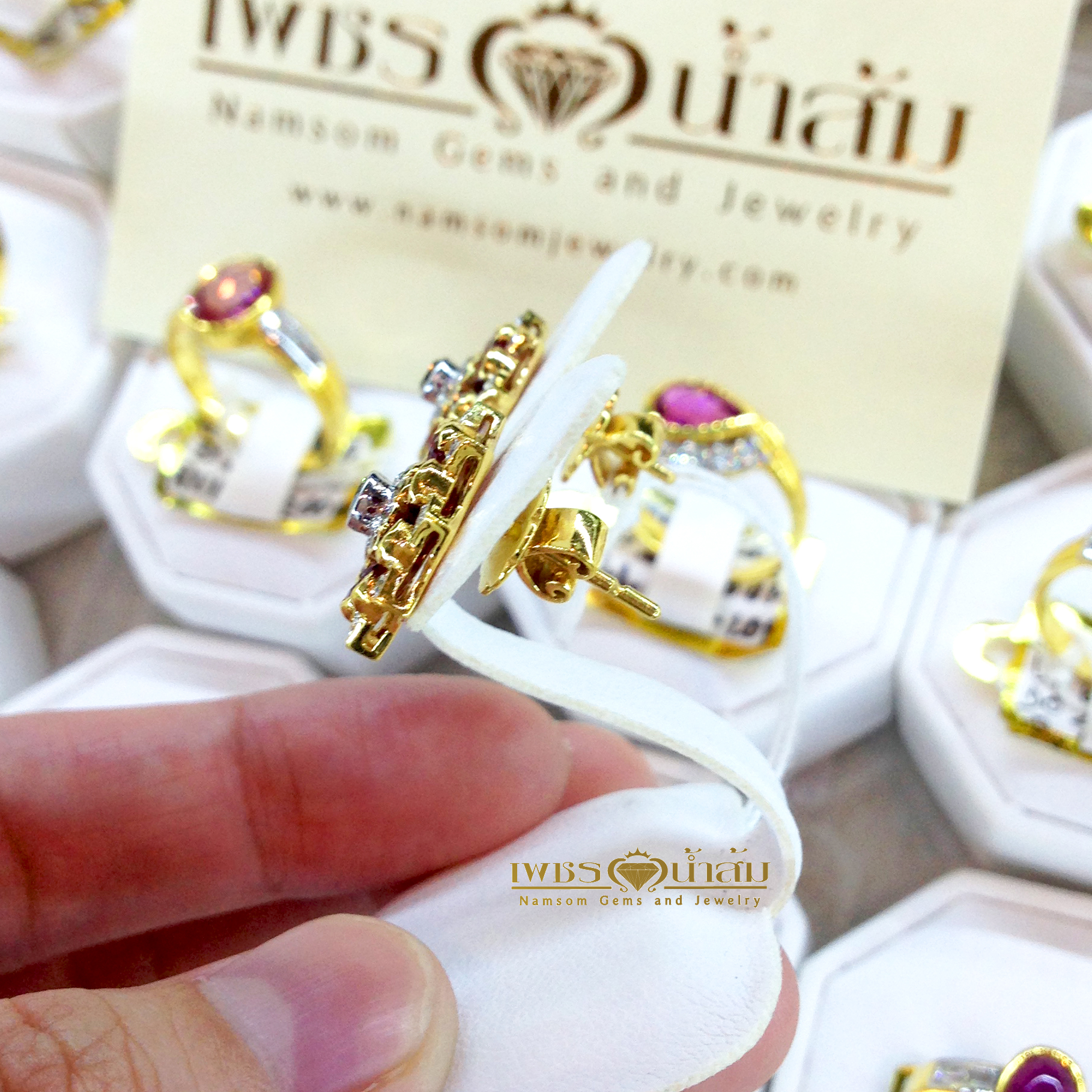 ต่างหูทับทิม ทรงไทย ตกแต่งล้อมด้วยเพชรแท้ น้ำ98บนตัวเรือนทองแท้ 22K ทั้งตัวเรือน