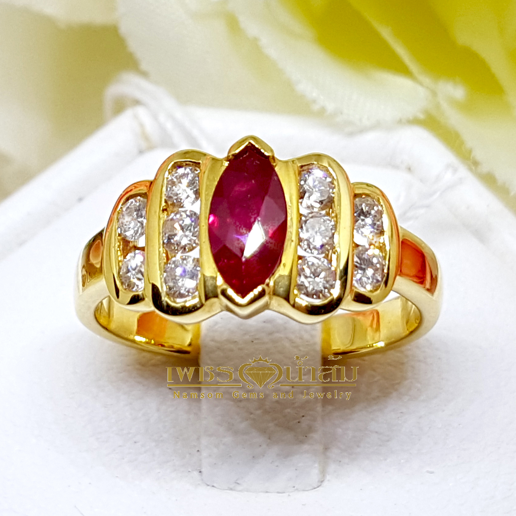แหวนพลอยทับทิม Ruby สีแดงสดเจียรเหลี่ยม Marquise ประดับตกแต่งฝังด้วยเพชรแท้ เป็นขั้นบรรไดเพิ่มความโดดเด่นให้ตัวพลอย บนตัวเรือนทองแท้ทั้งตัวเรือน