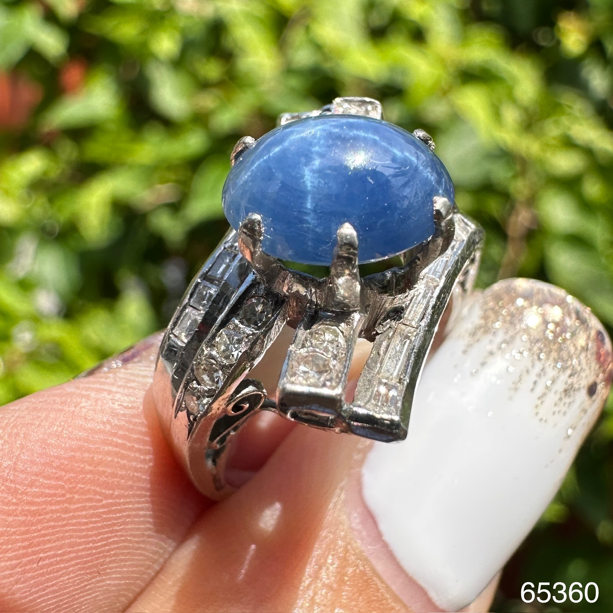 รหัส 65360 แหวน นิหร่า (ไพลิน) เพชรกุหลาบ 12/0.12 ct เพชร Baguette 16/0.32 ct งานทองขาวโบราณ (ปาหะ) ขนาด 49 นน.