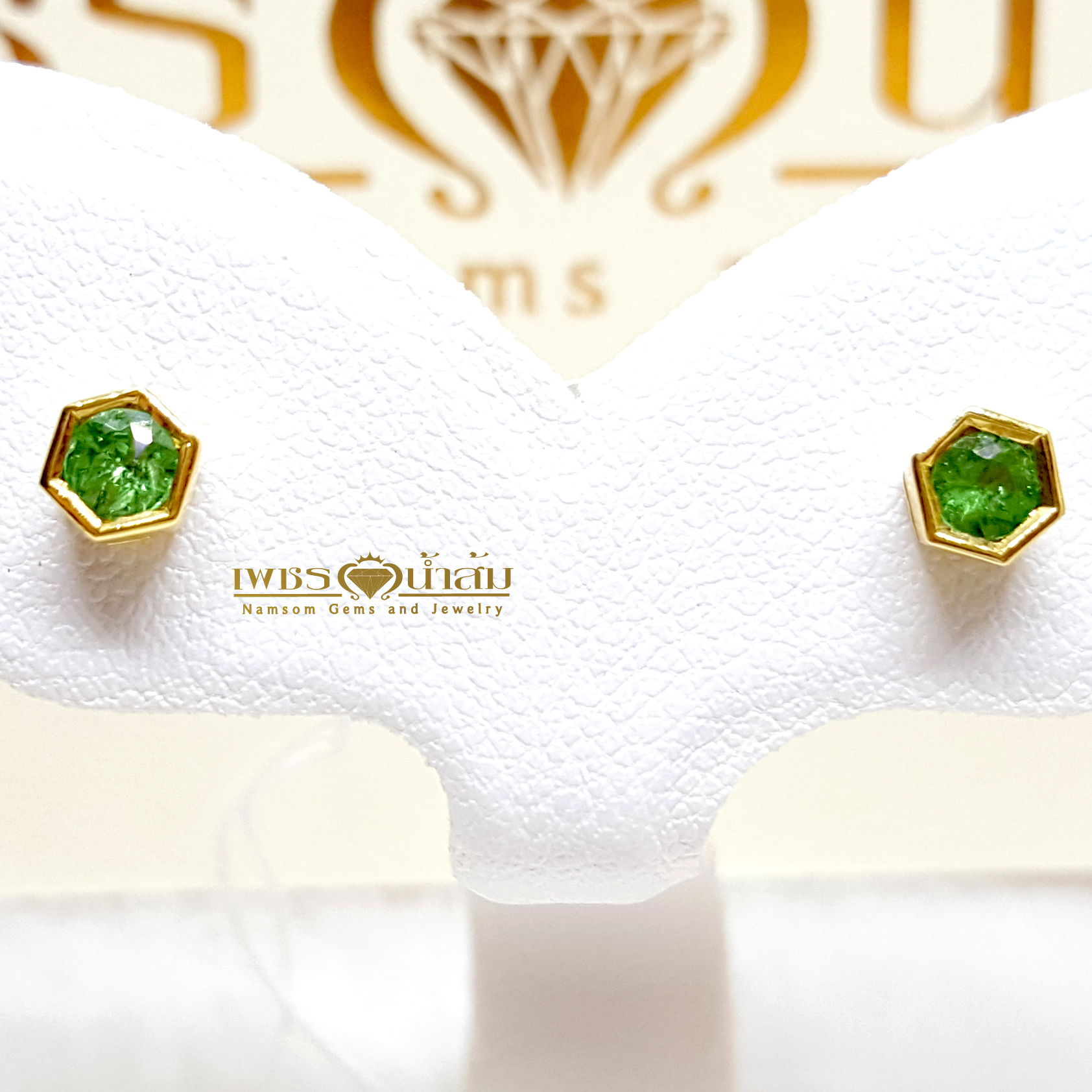 ต่างหูซาโวไรท์ tsavorite พลอยสีเขียว สวยสด ทรงหกเหลี่ยม