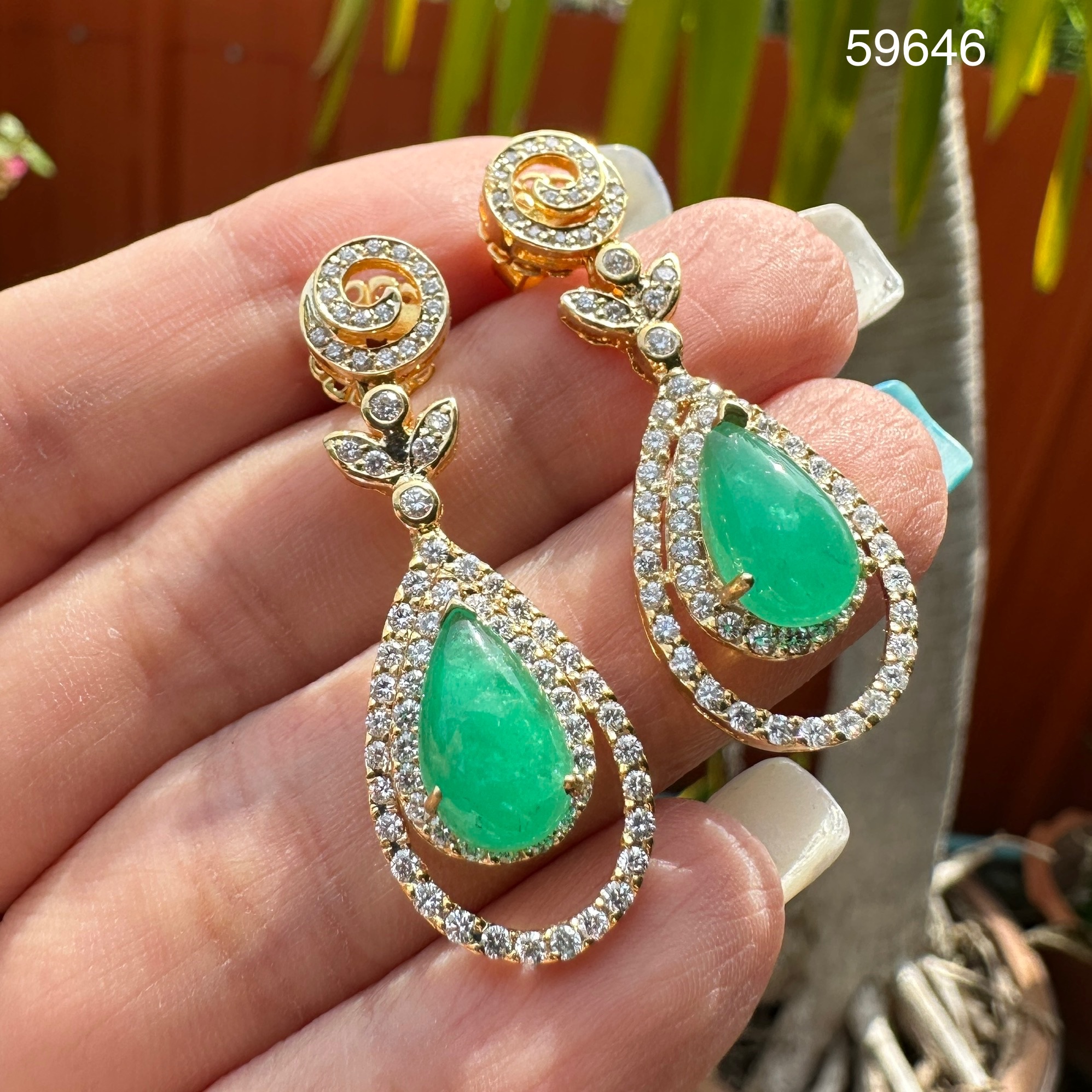 รหัส 59646 ต่างหู มรกต โคลัมเบีย ทรงหยดน้ำ ฝังเพชร 144 เม็ด 1.72 กะรัต ทอง18k งานสวยมาก พร้อม Cert. นน. 10.72 g