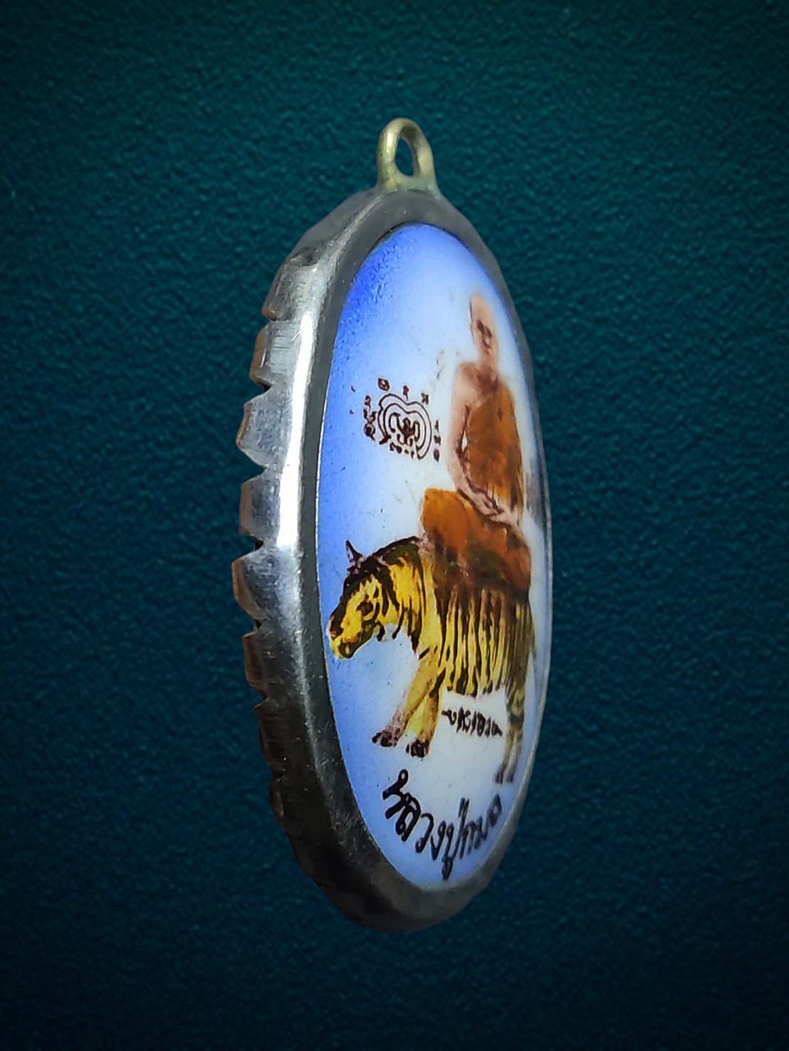 ล็อกเก็ต หลวงปู่กมล วัดบุหัวแหวน บ้านนา นครนายก รุ่นขี่เสือ (อธิษฐานจิต ขอความเจริญ ลาภ ยศ สรรเสริญ และบารมี)