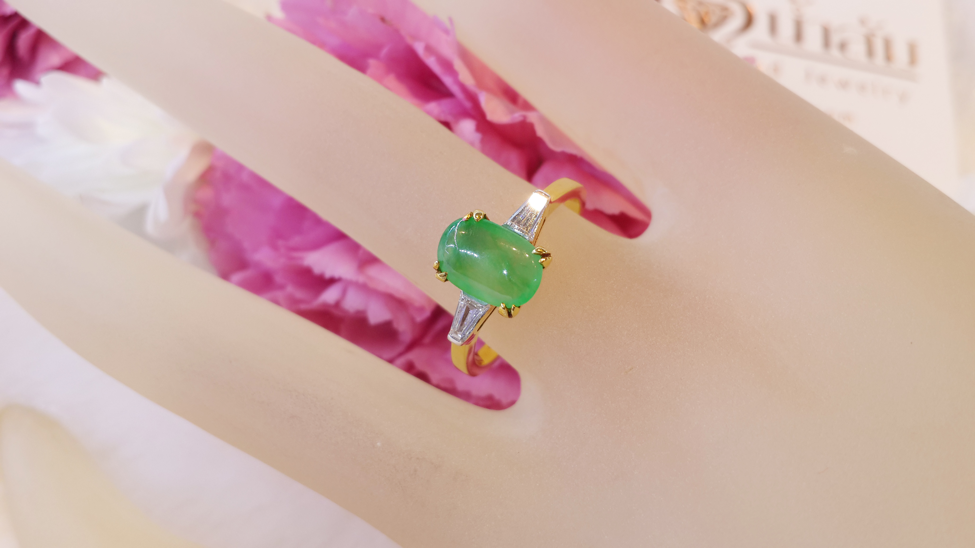 แหวนหยกแท้ เนื้อสวย ประดับเพชรข้าง