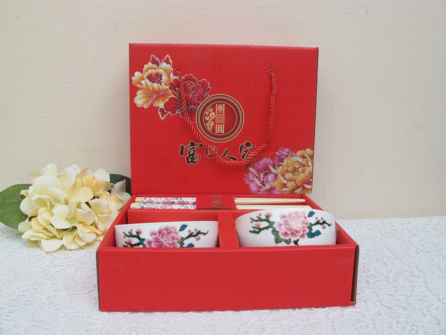 เซตถ้วยชาม ตะเกียบ 2 ที่ลายดอกไม้ แพ็คกล่องสีแดงมีหูหิ้ว พร้อมป้ายชื่อ