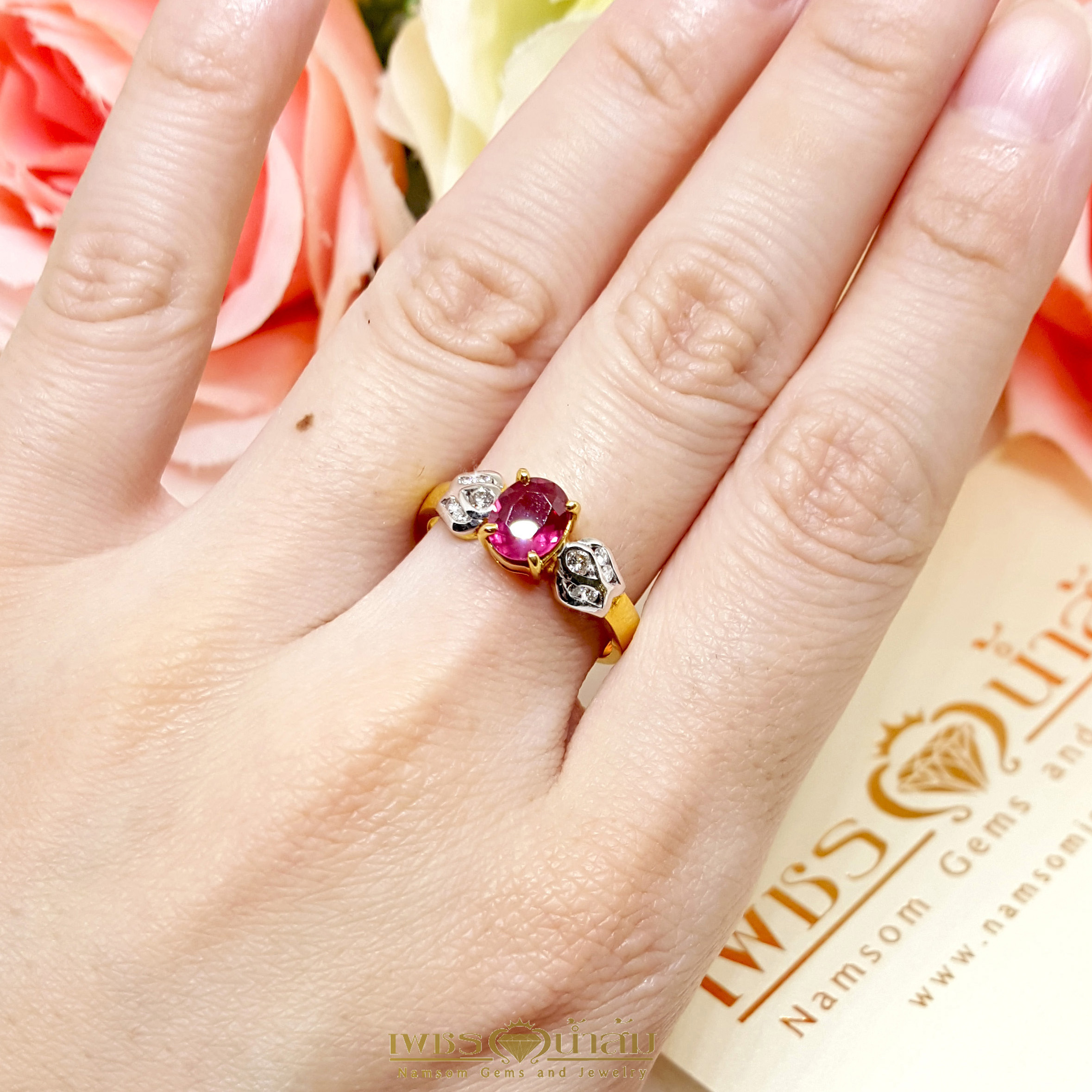 แหวนพลอยทับทิม Ruby สีเลือดนก ทรงหวานประดับตกแต่งด้วยเพชรแท้เป็นทรงใบไม้ไขว้ลายไทย บนตัวเรือนทองแท้ทั้งตัวเรือน