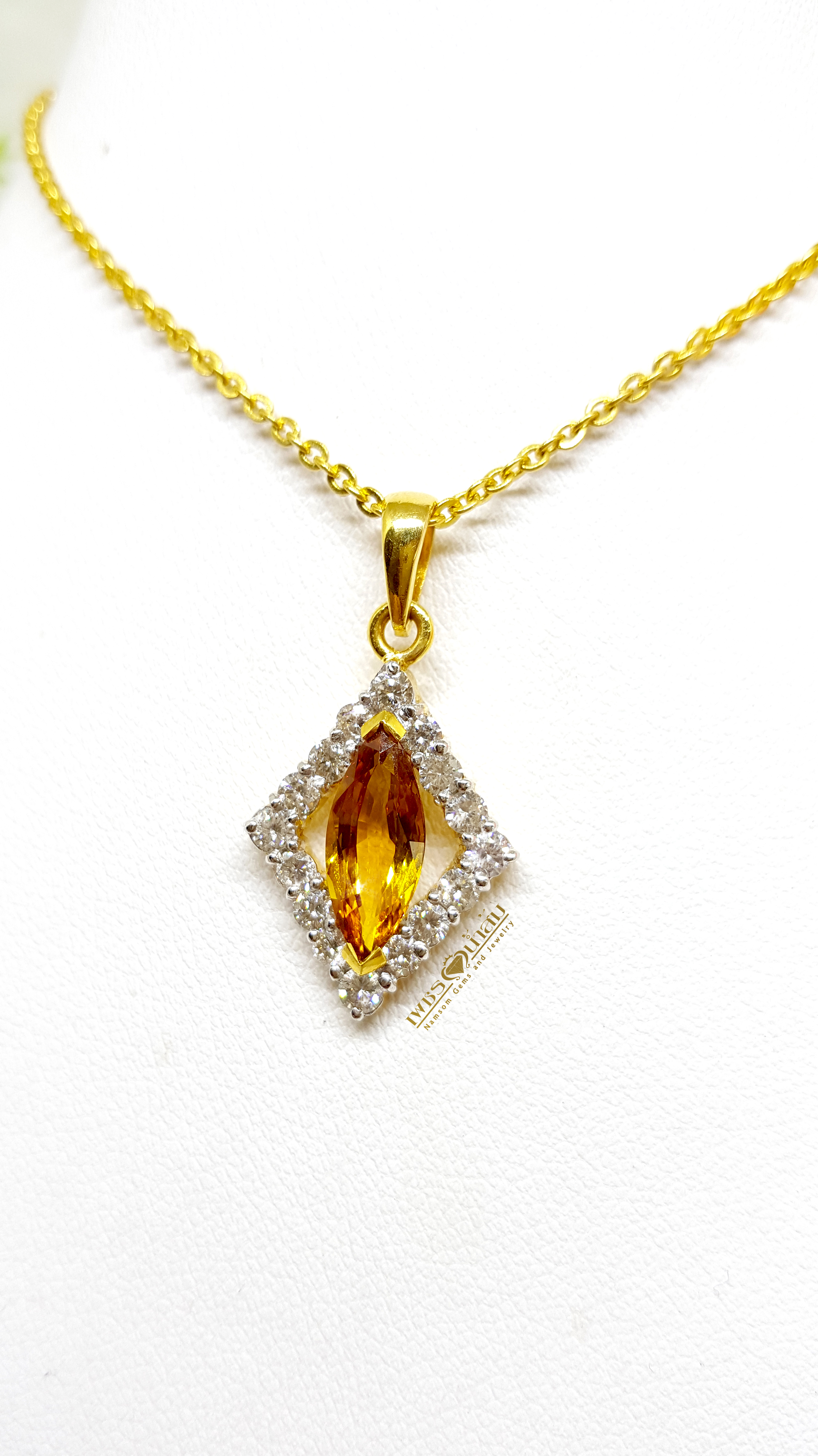 จี้บุษราคัม Yellow Sapphire ตกแต่งล้อมด้วยเพชรแท้ น้ำงาม ดีไซน์เป็นทรงหลามตัดของใพ่