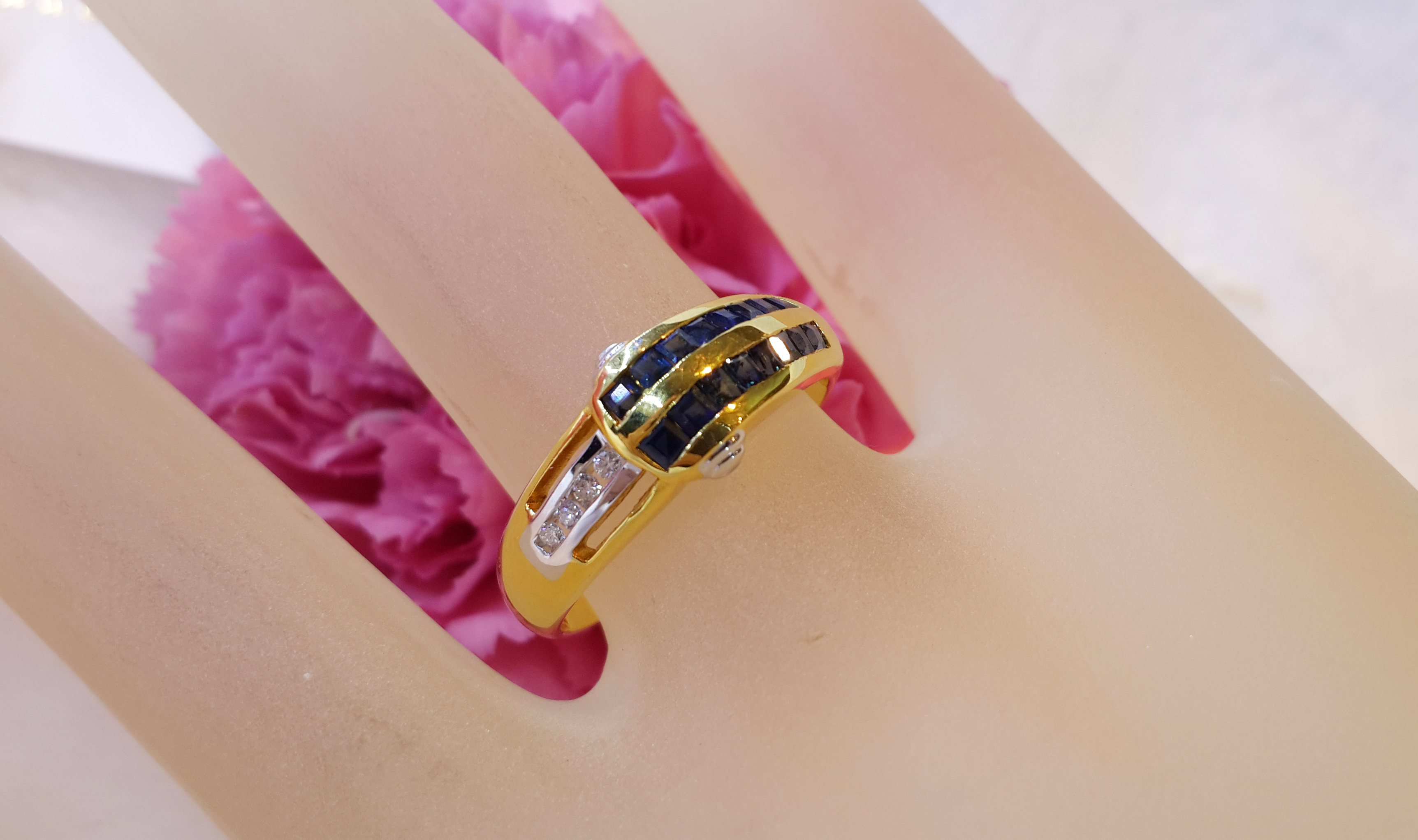 แหวนทรงโบราณ ไพลิน Blue Sapphire ประดับเพชรแบบไม่เหมือนใคร