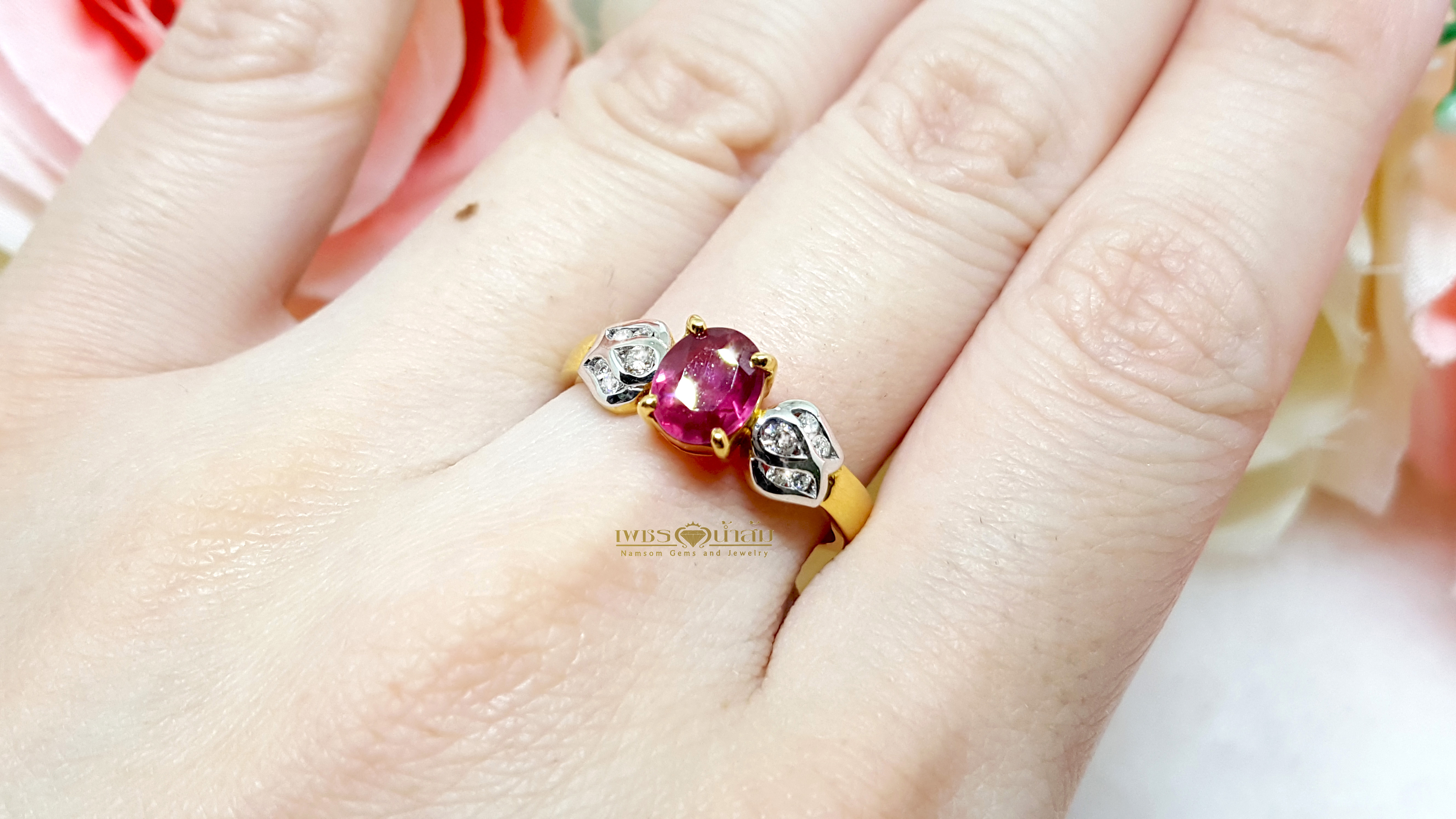 แหวนพลอยทับทิม Ruby สีเลือดนก ทรงหวานประดับตกแต่งด้วยเพชรแท้เป็นทรงใบไม้ไขว้ลายไทย บนตัวเรือนทองแท้ทั้งตัวเรือน